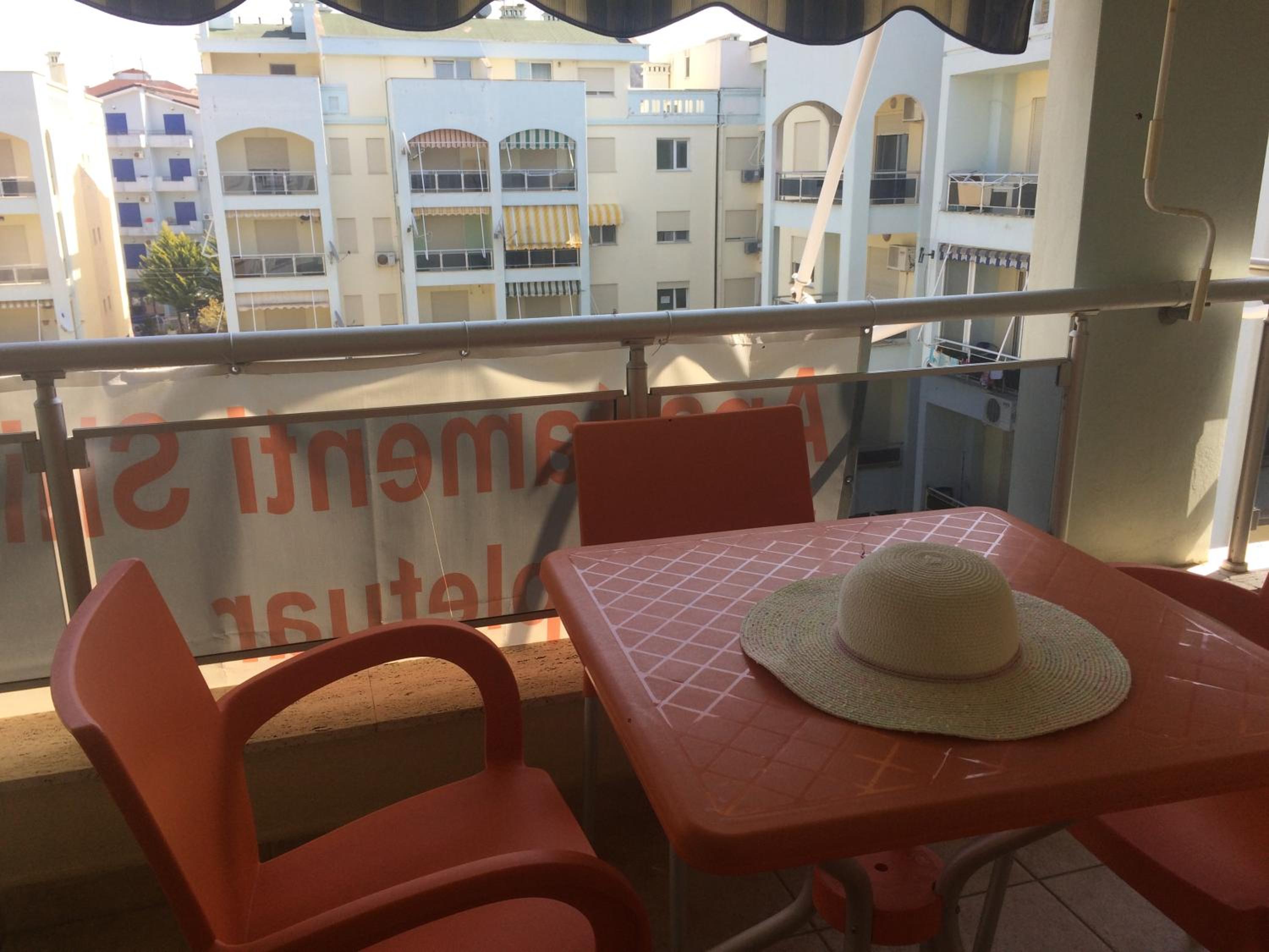 Arbi's Pool View Apartment