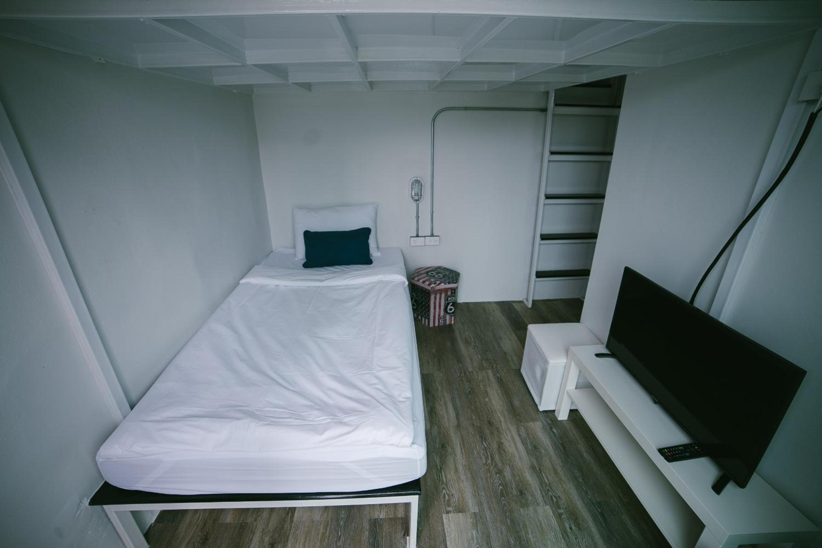 Diff Hostel