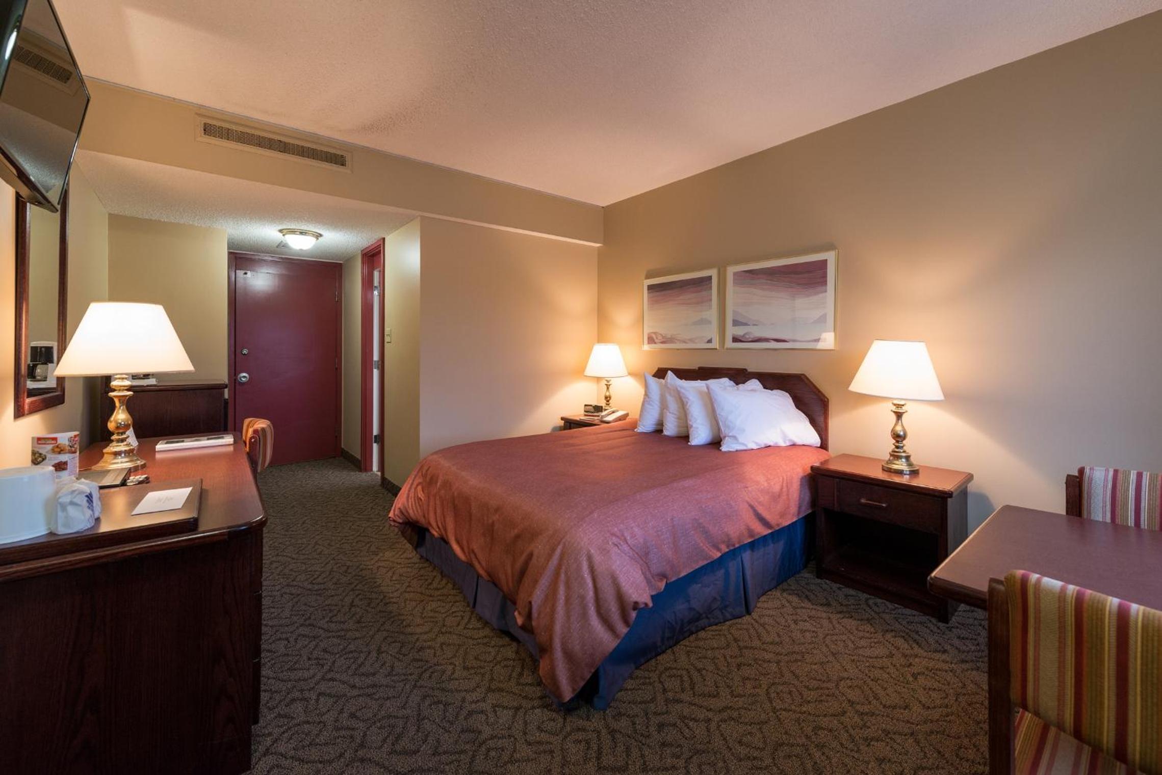 Travelodge by Wyndham Winnipeg Airport West