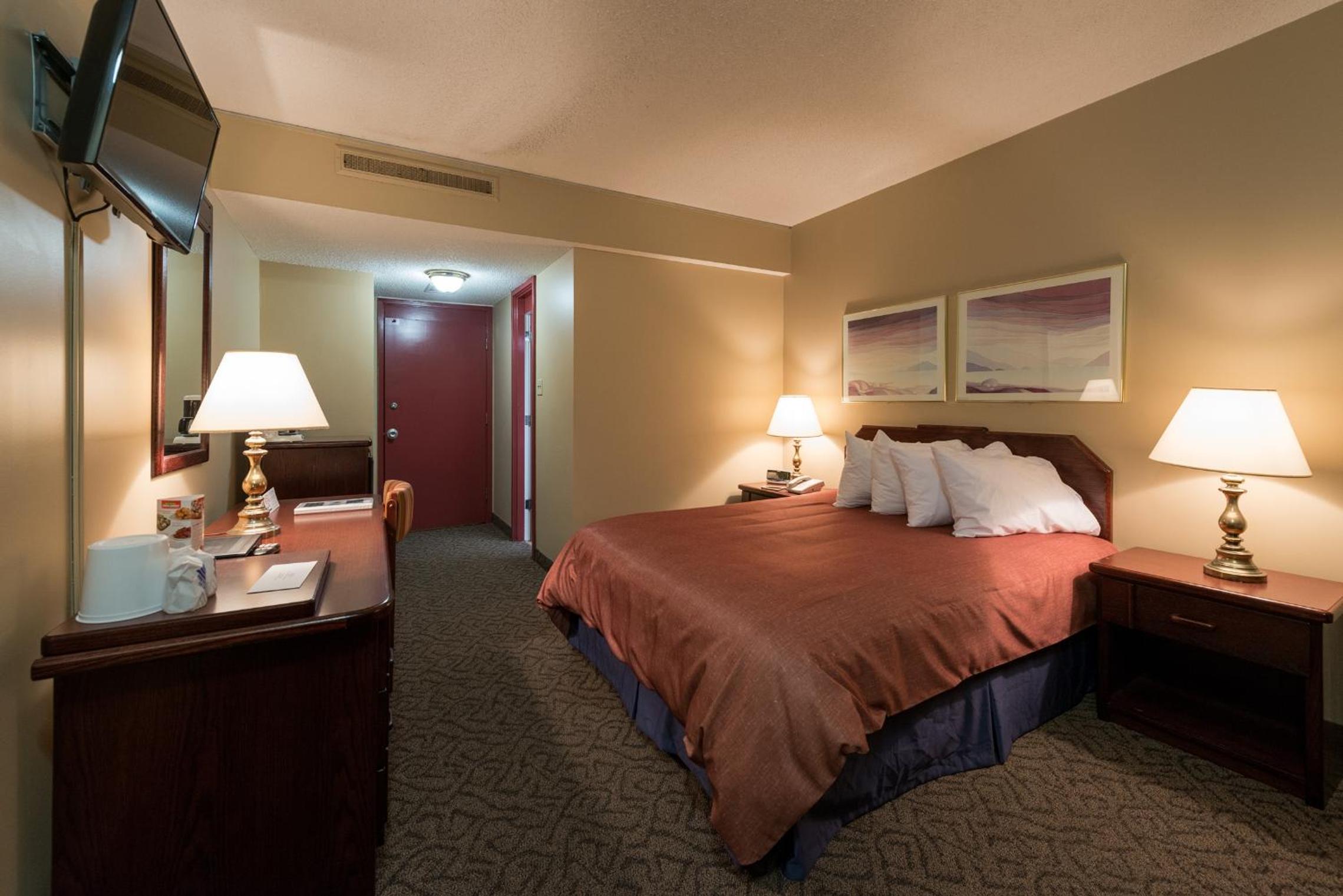 Travelodge by Wyndham Winnipeg Airport West