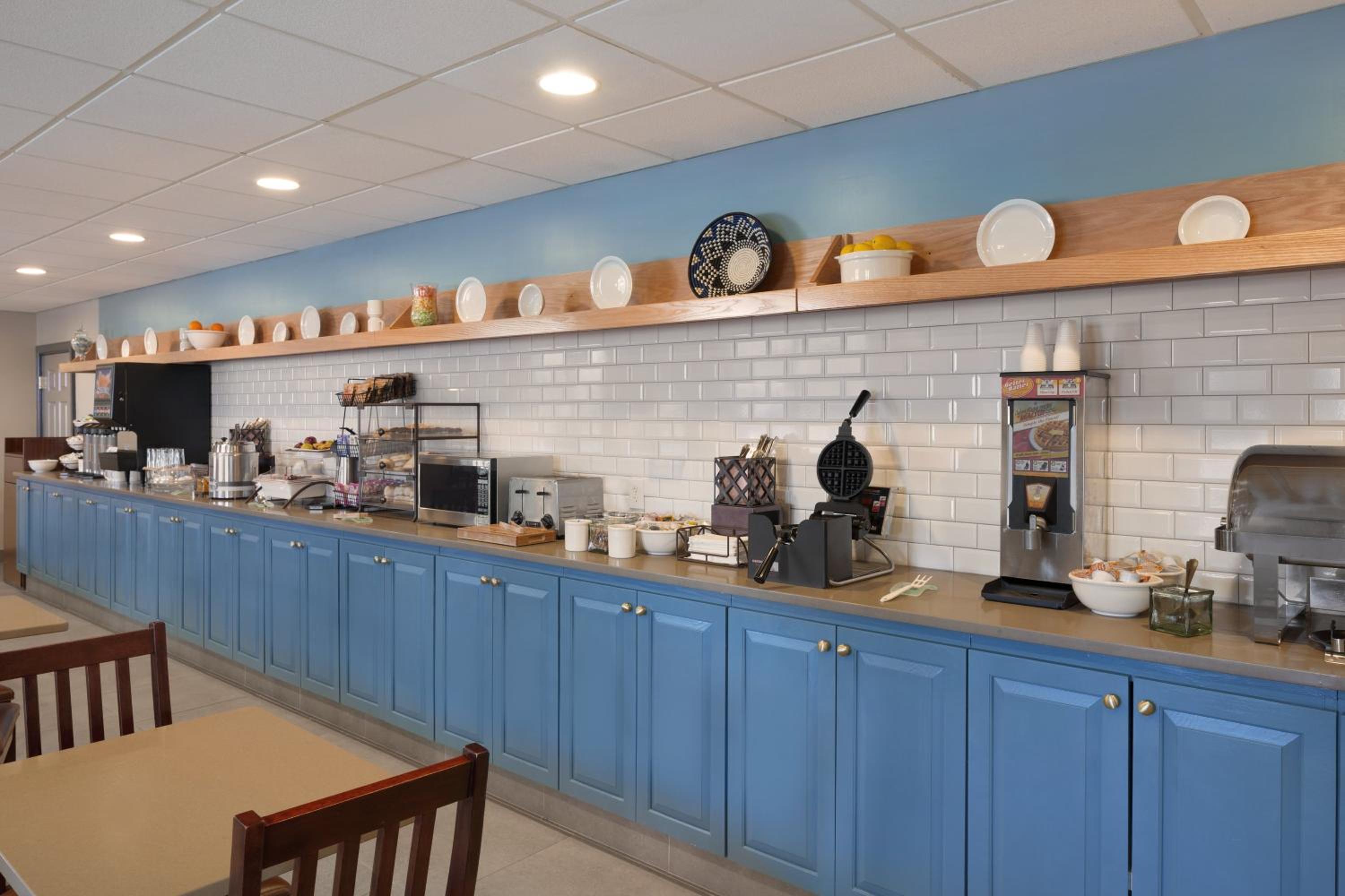 Warner Robins Vacations - Country Inn Suites by Radisson, Warner Robins, GA - Property Image 28