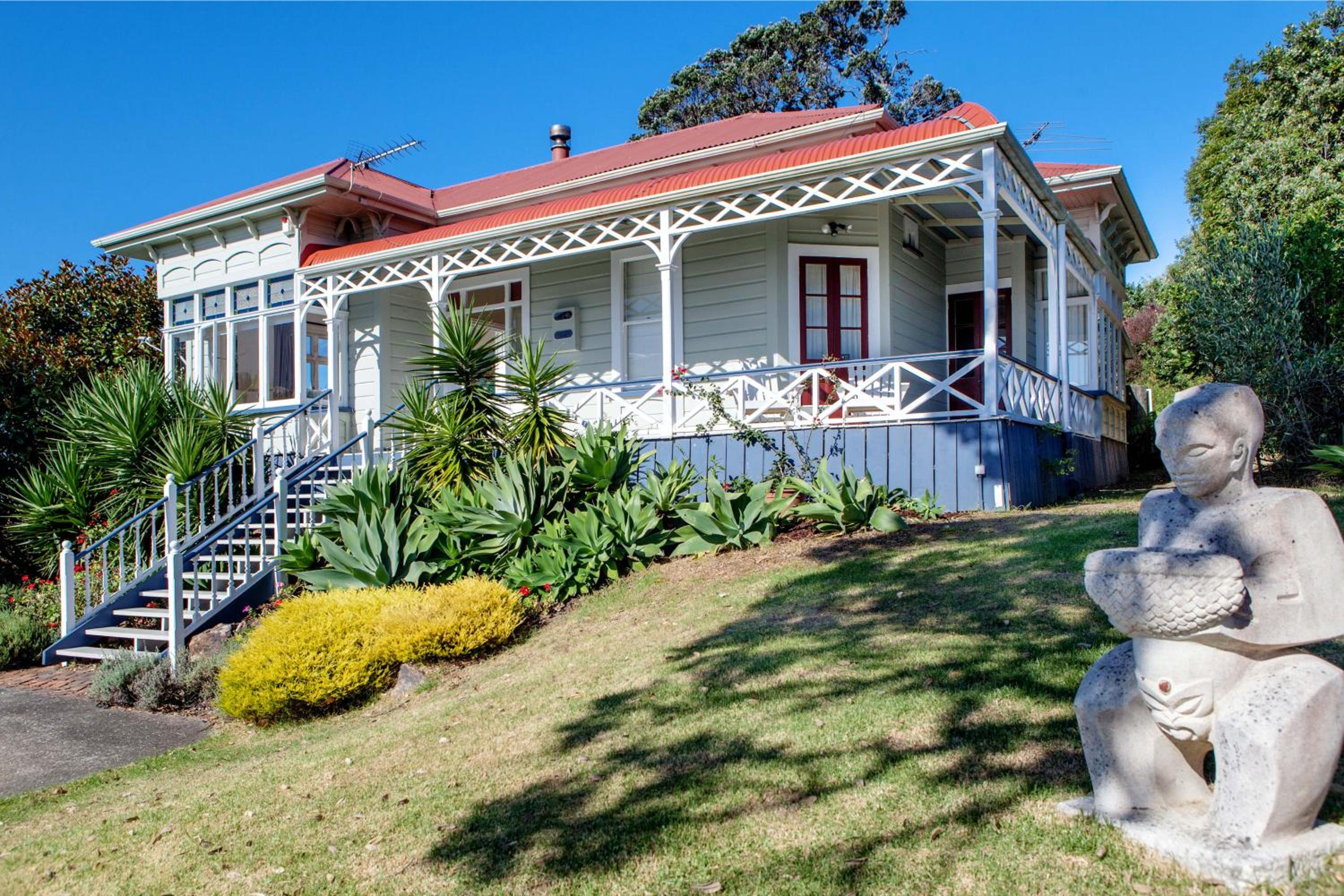 Crescent Villa - Stay Waiheke view 2