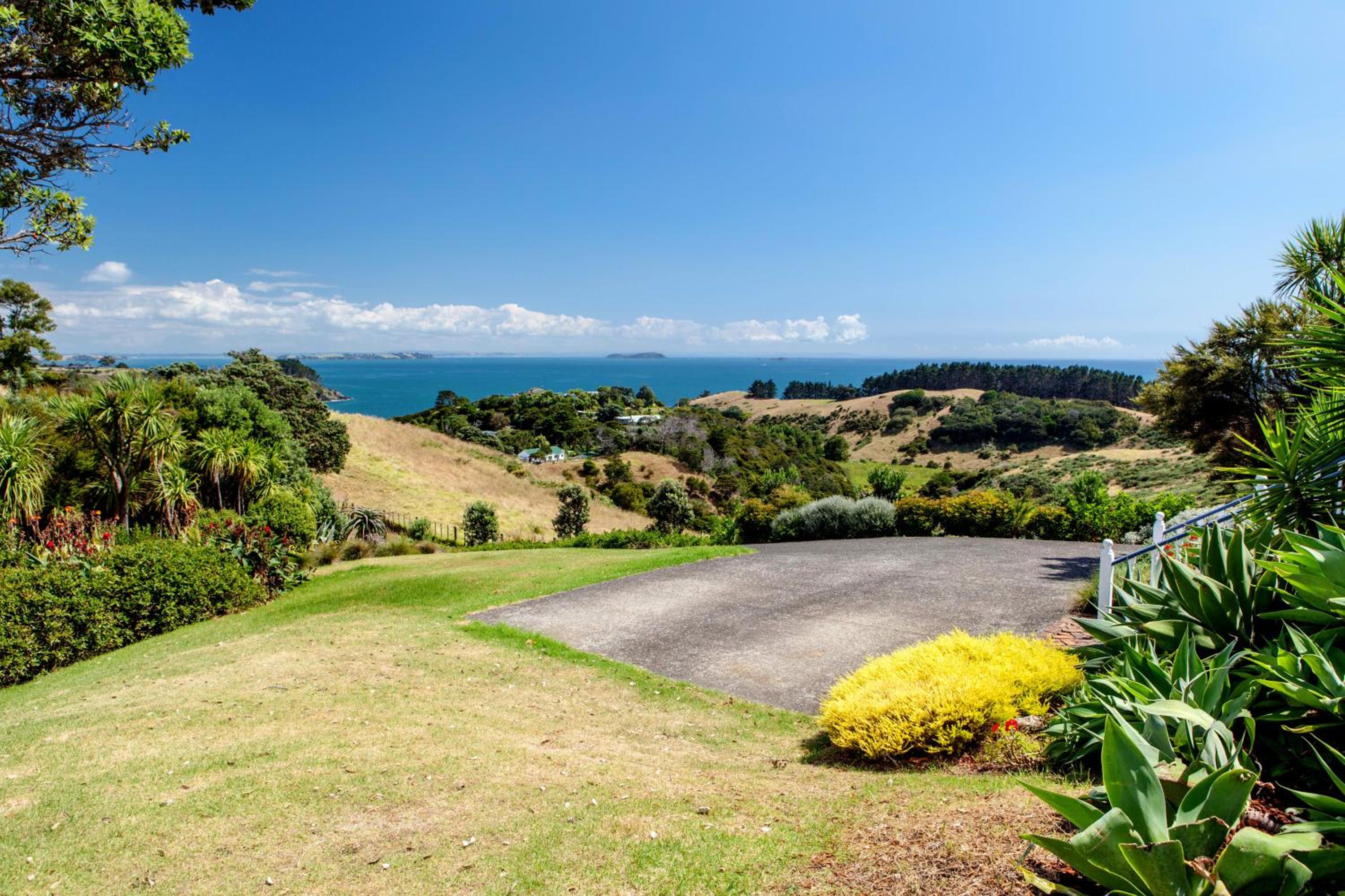 Crescent Villa - Stay Waiheke view 5