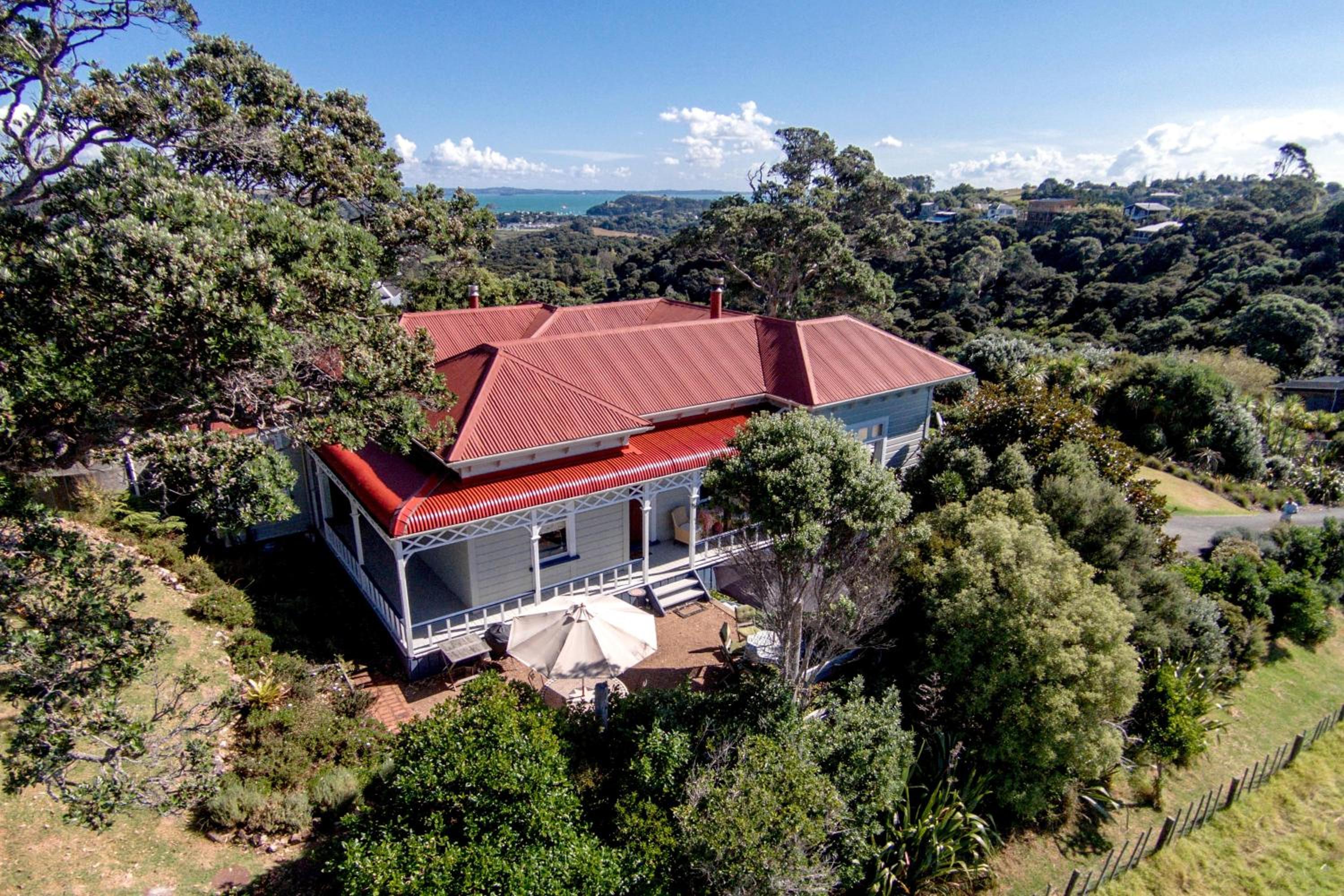 Crescent Villa - Stay Waiheke view 4