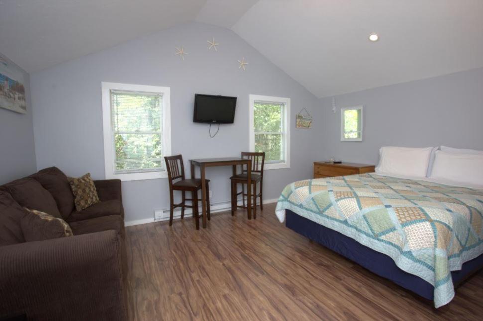 Drake's Island Resort Cottages - Property Image 24