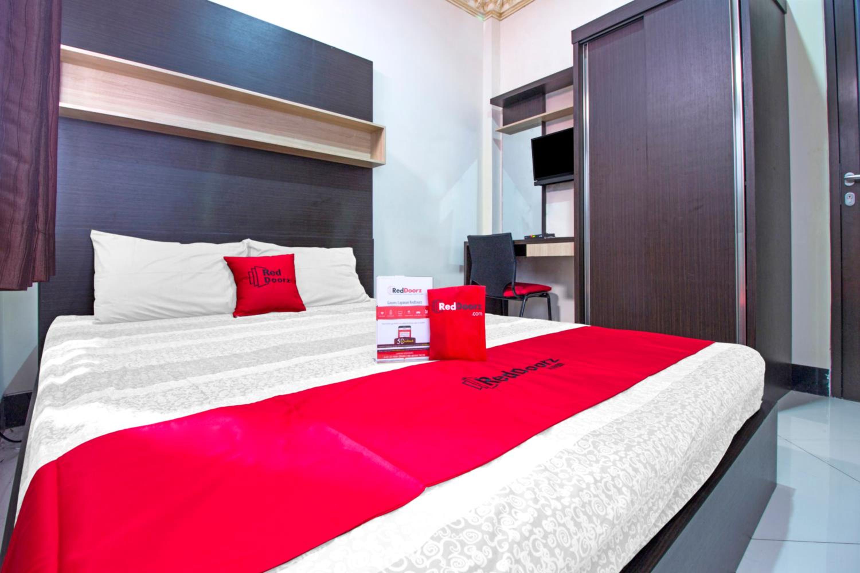 RedDoorz Plus near Isola UPI