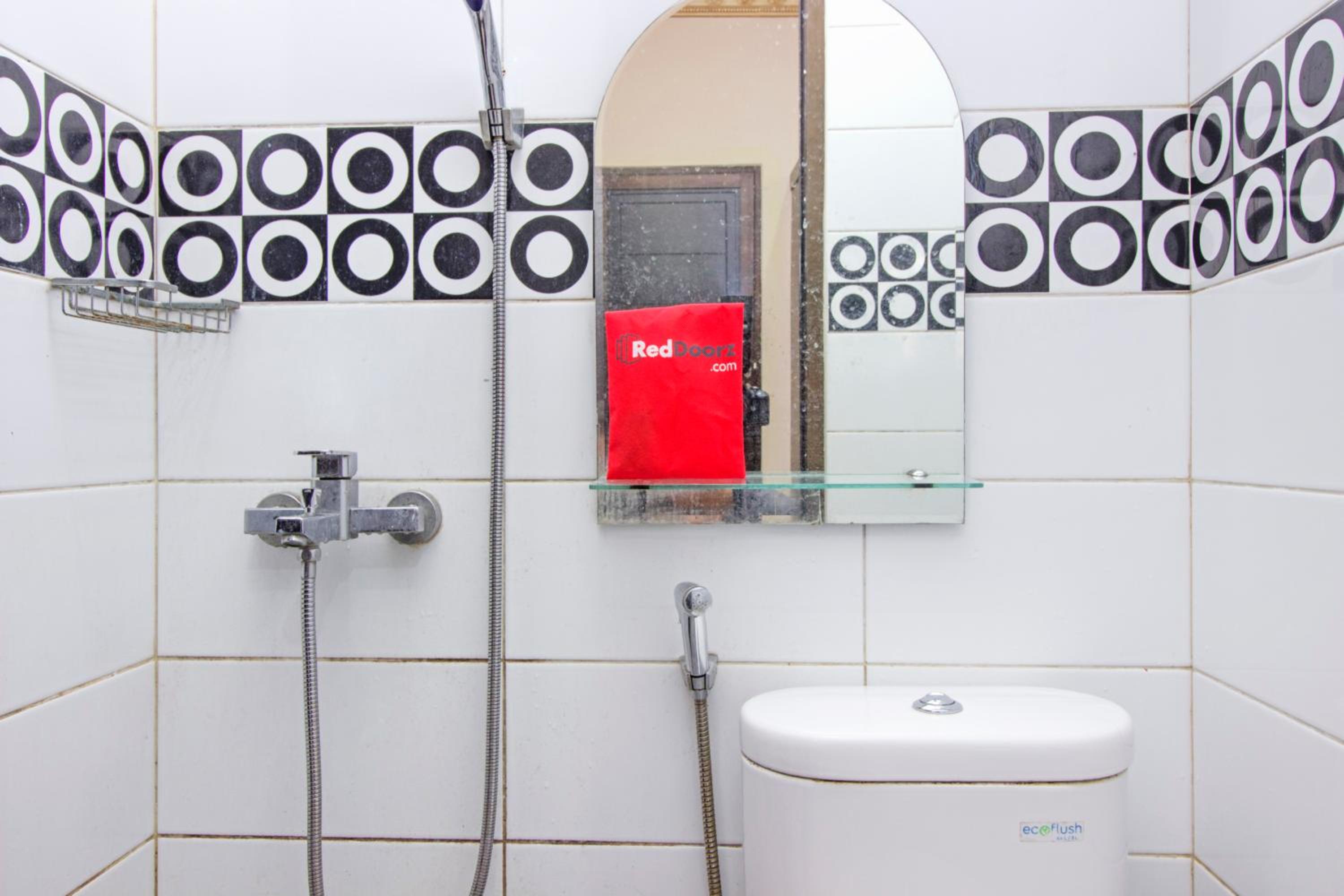 RedDoorz Plus near Isola UPI
