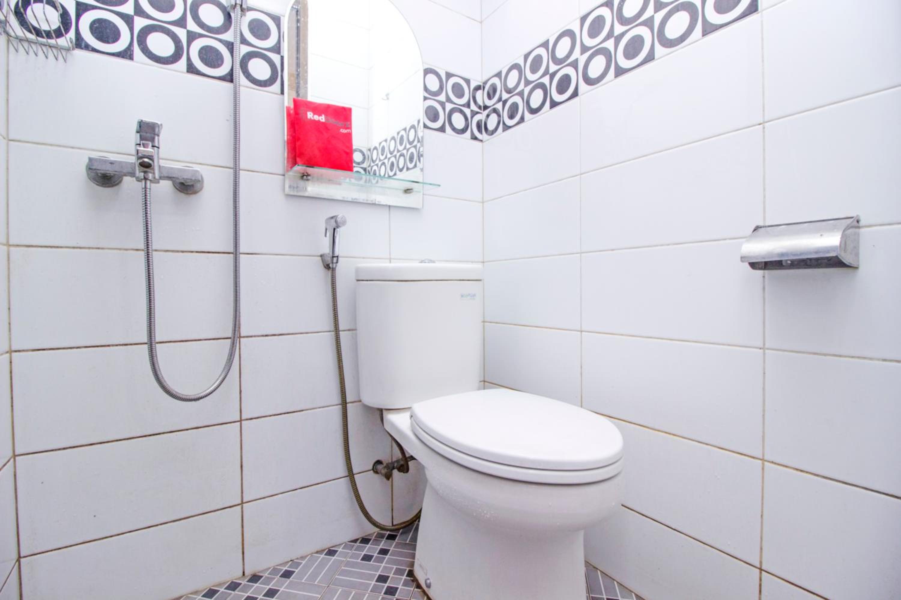 RedDoorz Plus near Isola UPI