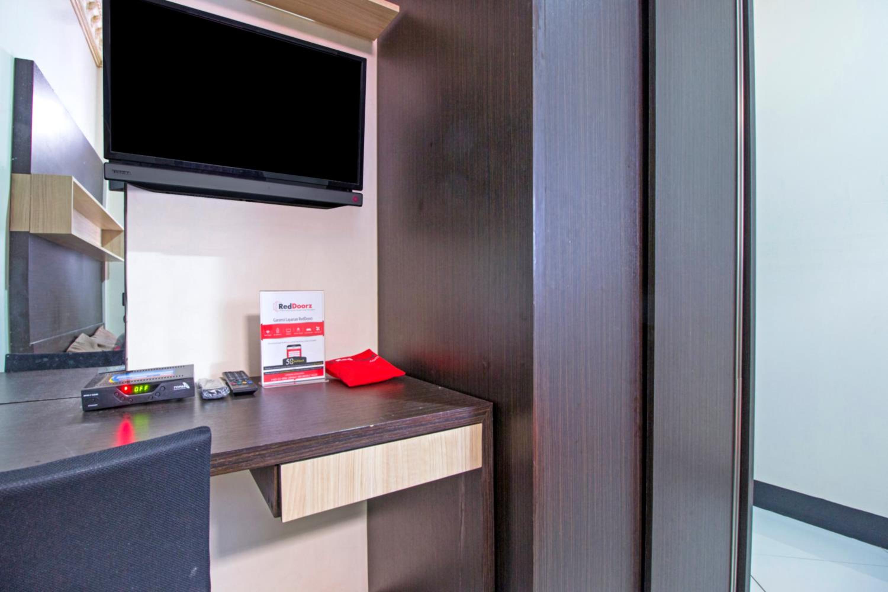 RedDoorz Plus near Isola UPI