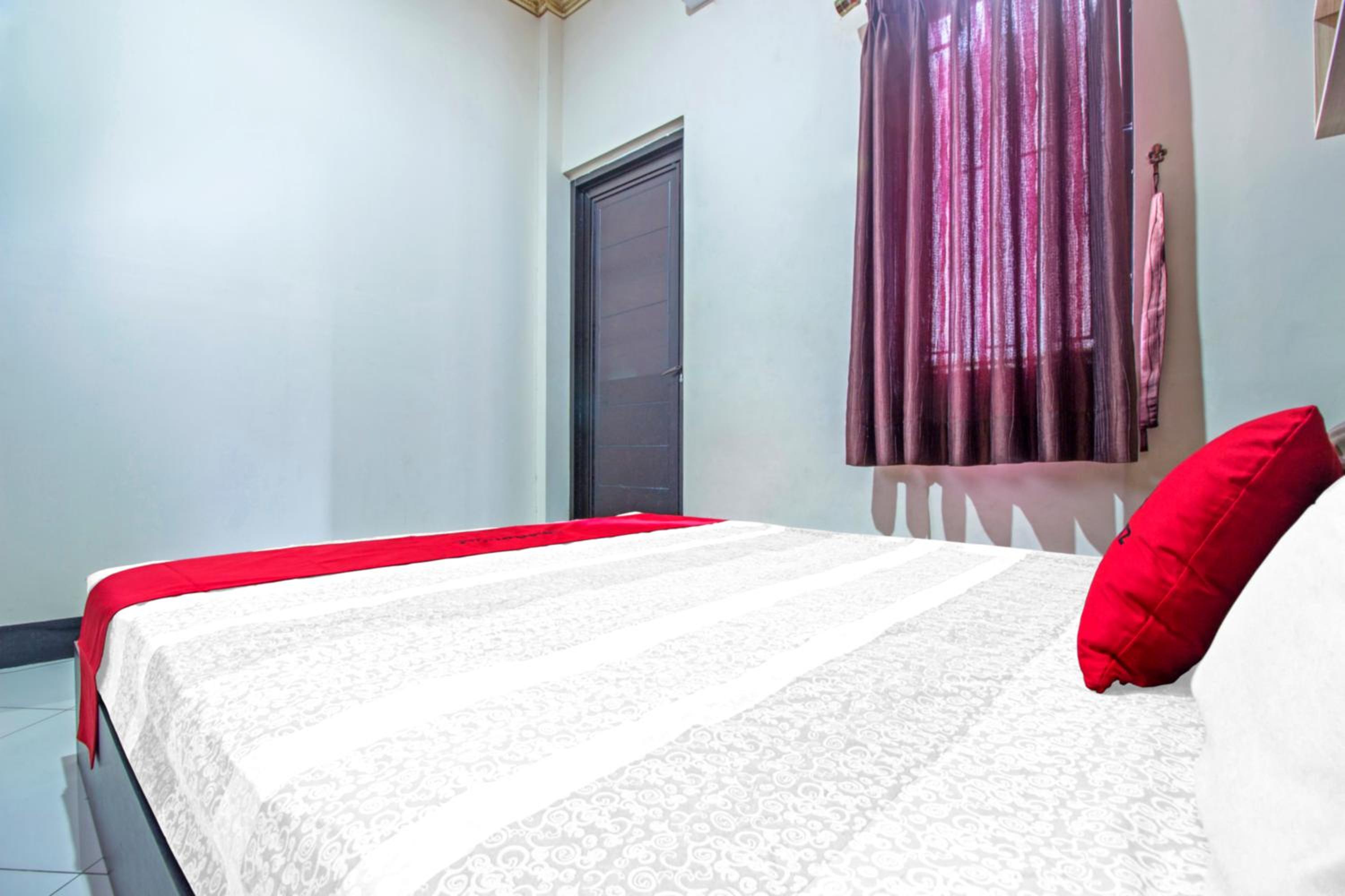 RedDoorz Plus near Isola UPI