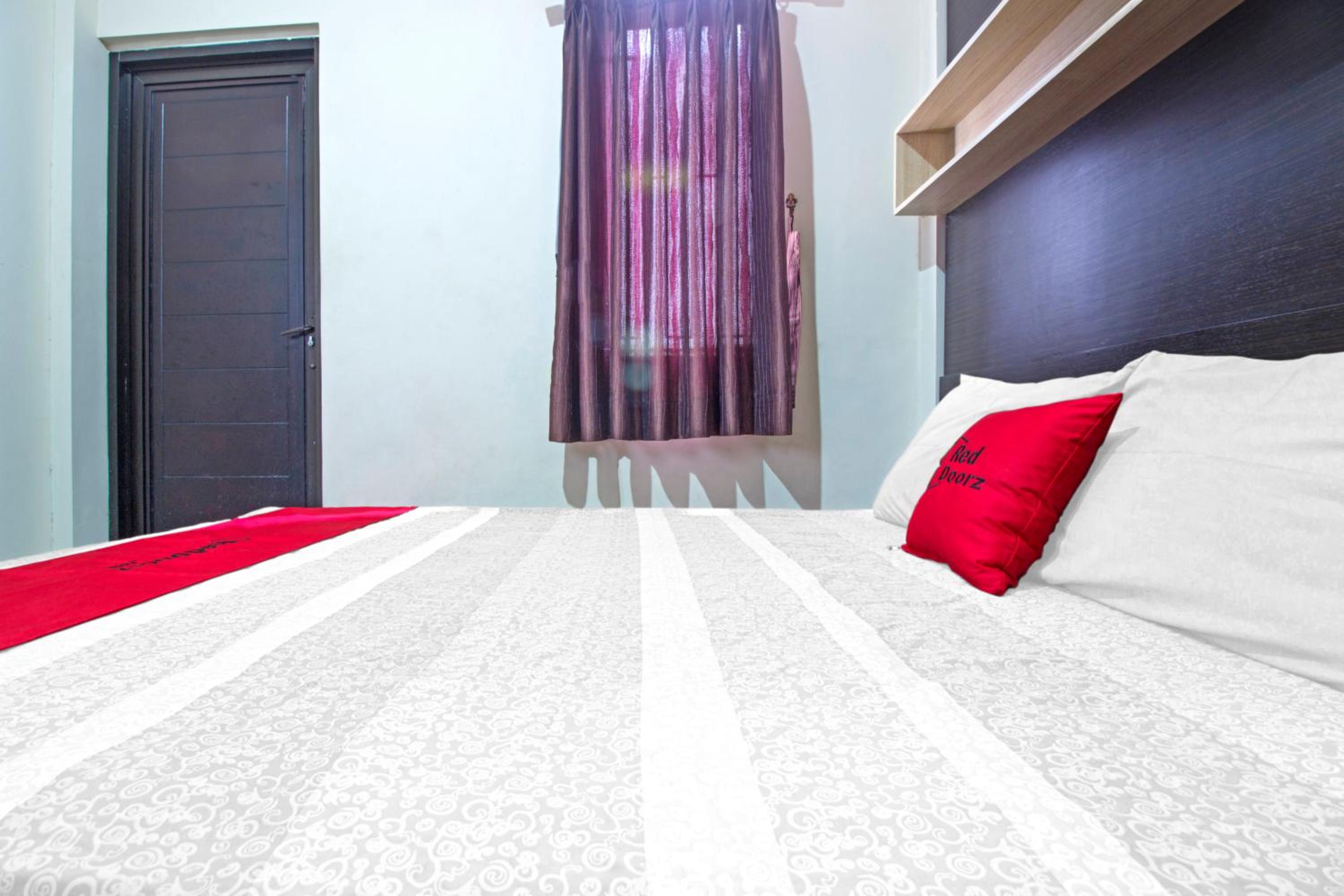 RedDoorz Plus near Isola UPI
