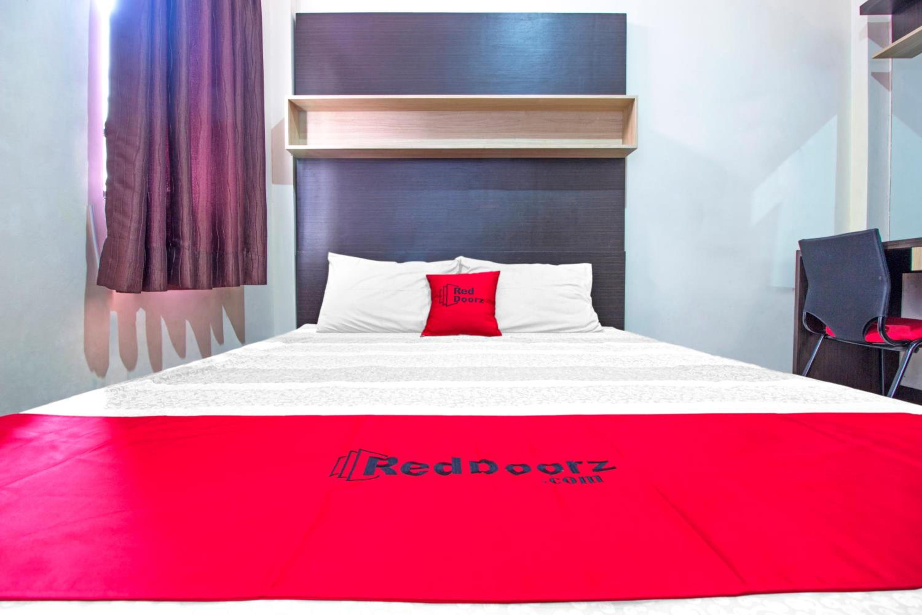 RedDoorz Plus near Isola UPI