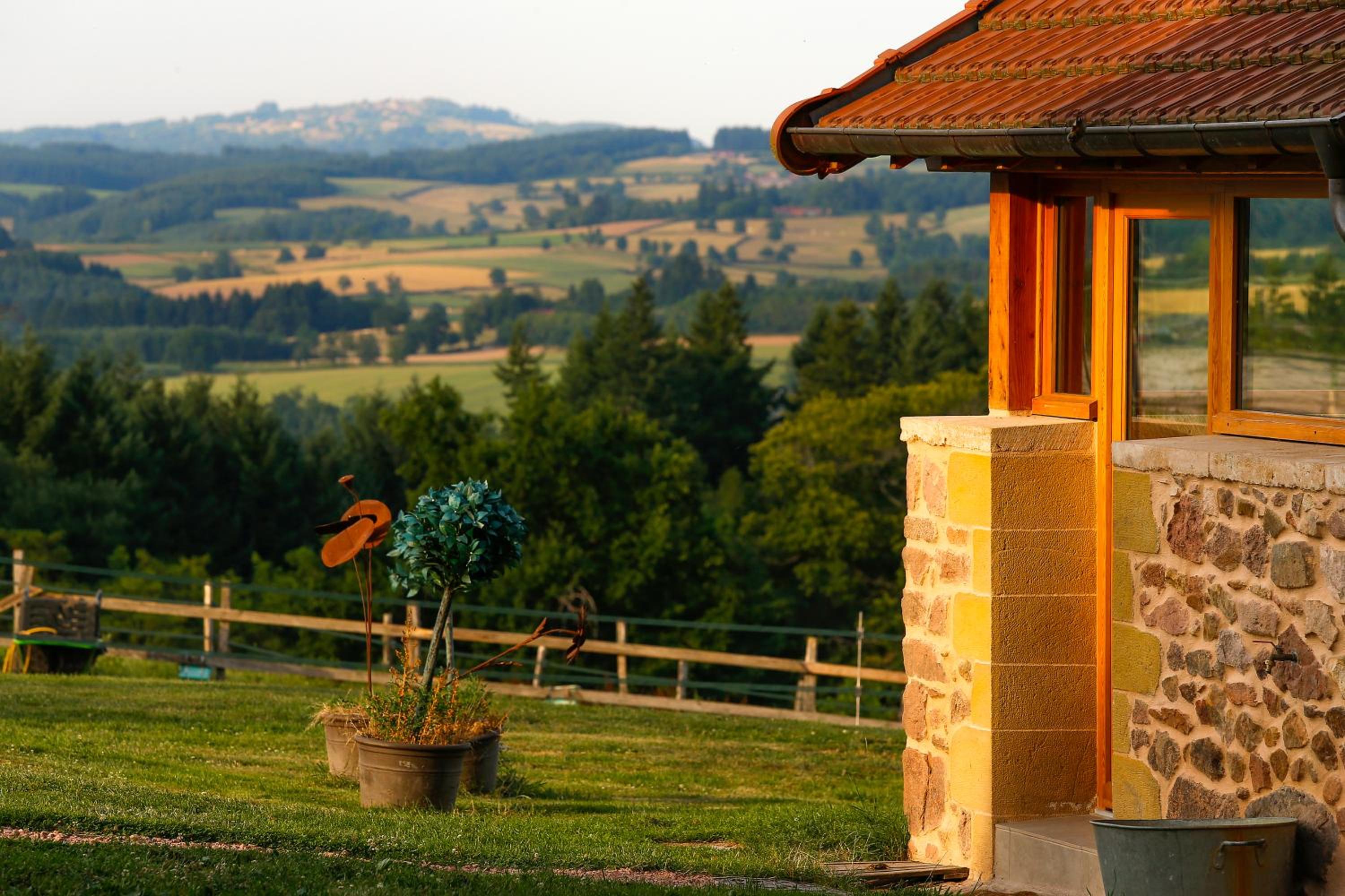 Les Perruchons ancienne grange rénovée avec soin view 3