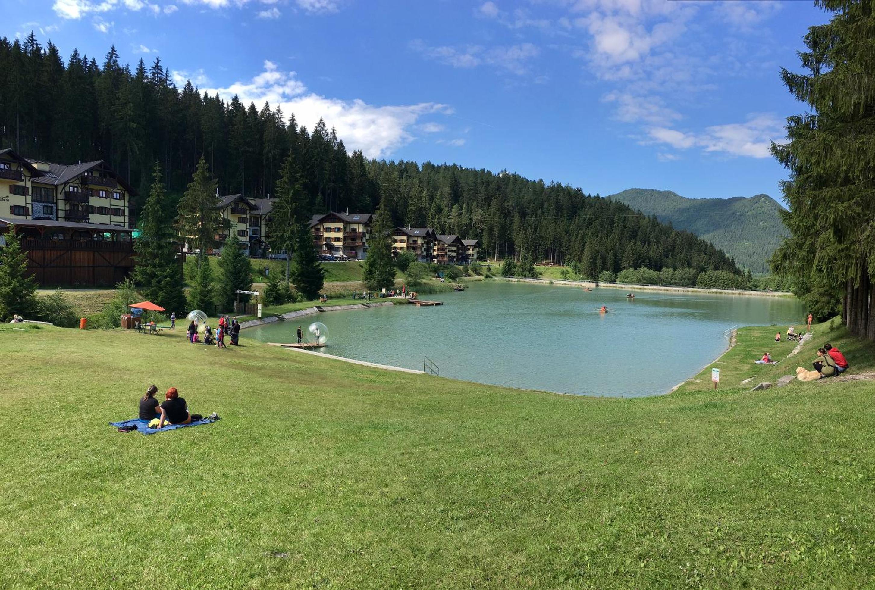 Harmony AP Resort, apartamentos en Ružomberok con vistas al bosque
