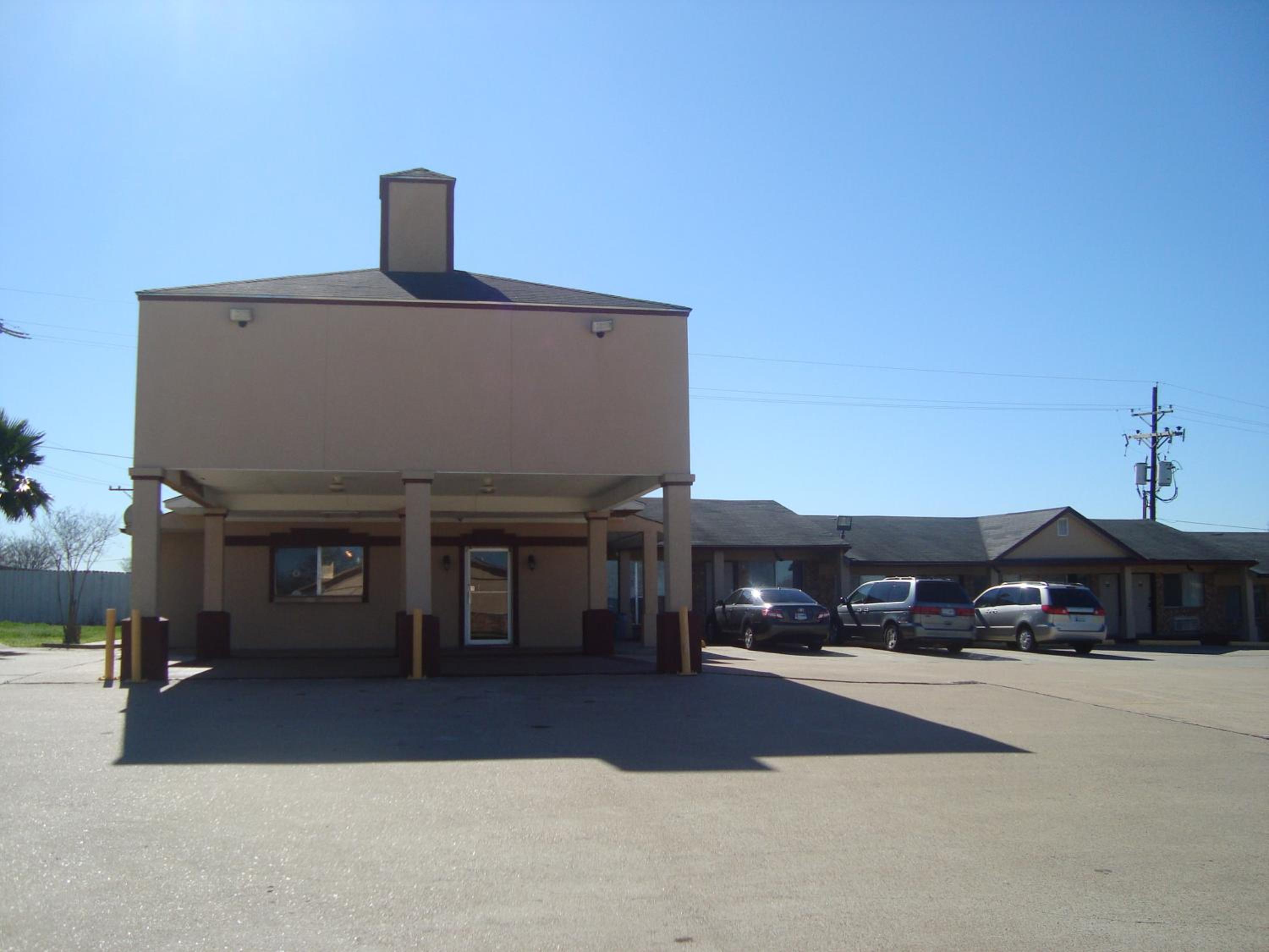 Brenham Vacations - Navasota Inn - Property Image 1