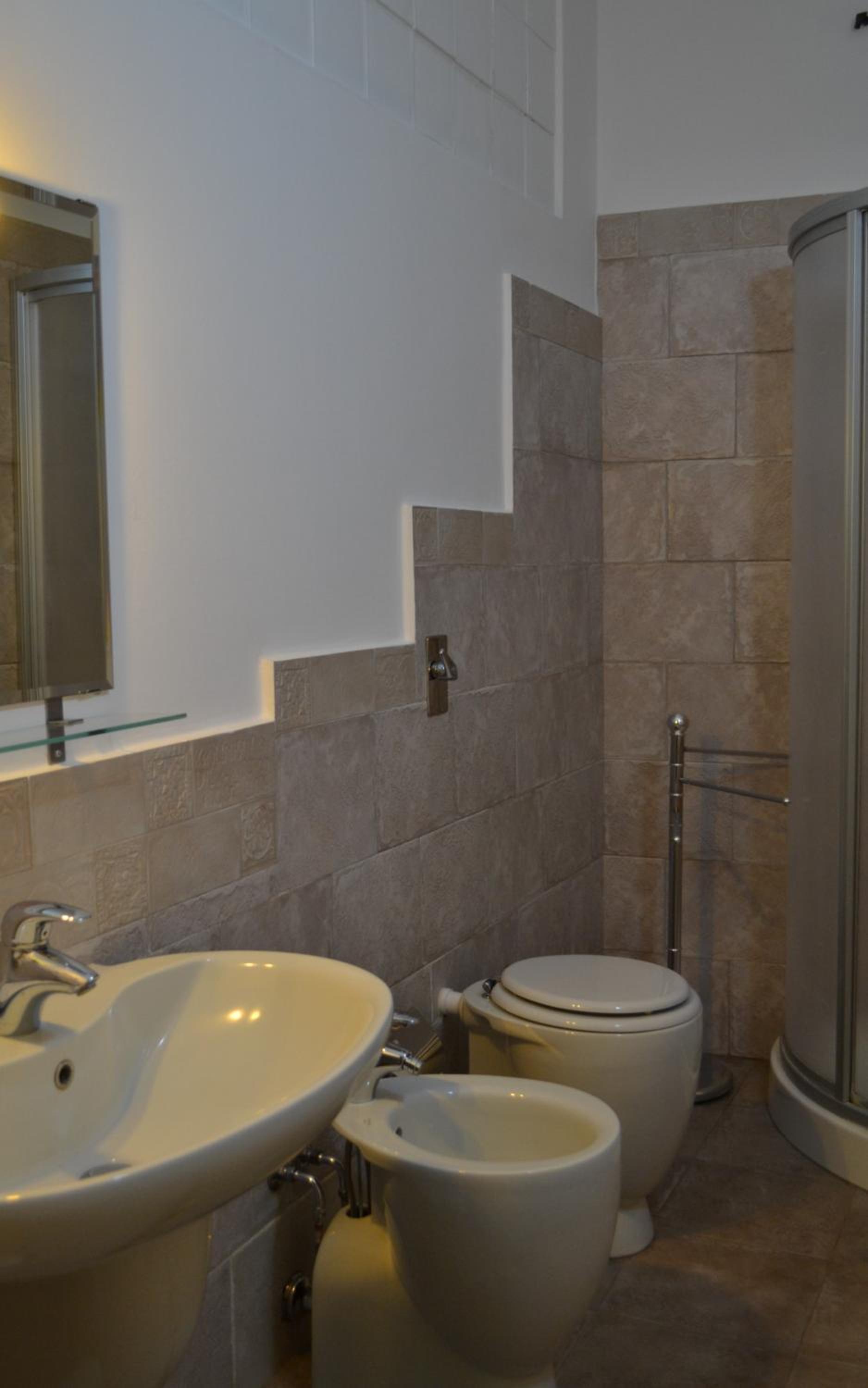 Dietro al Massimo en Palermo — bathroom