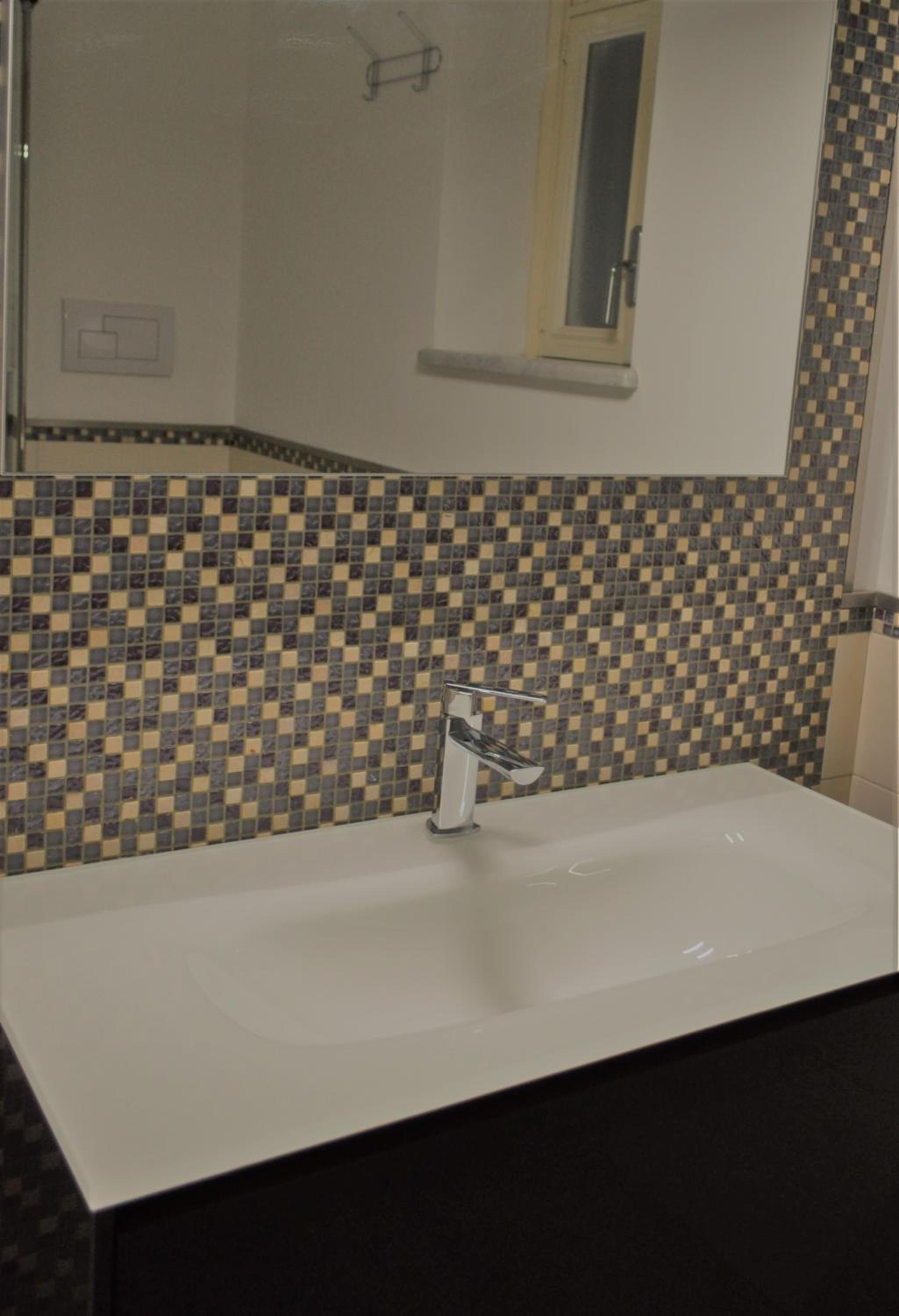 Dietro al Massimo en Palermo — bathroom