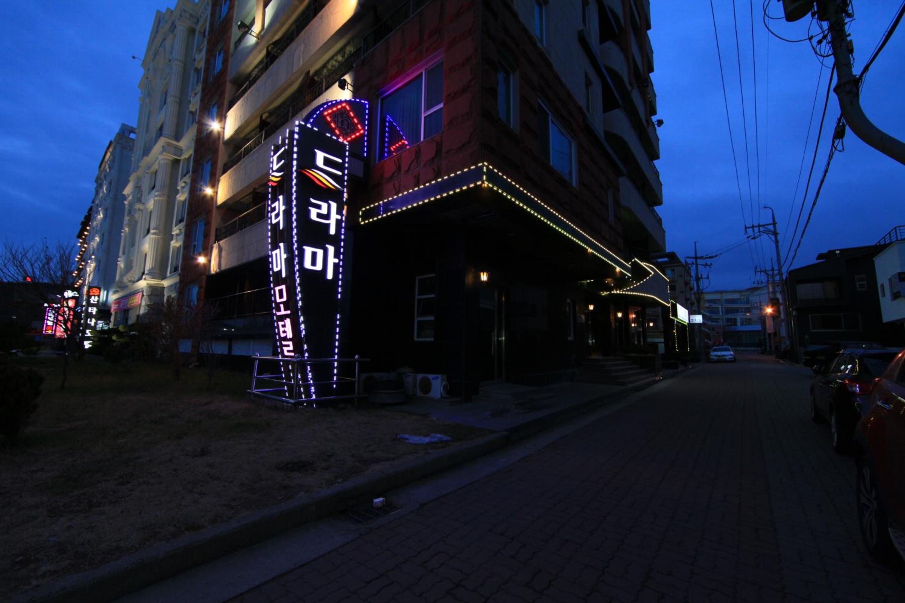Drama Motel view 2