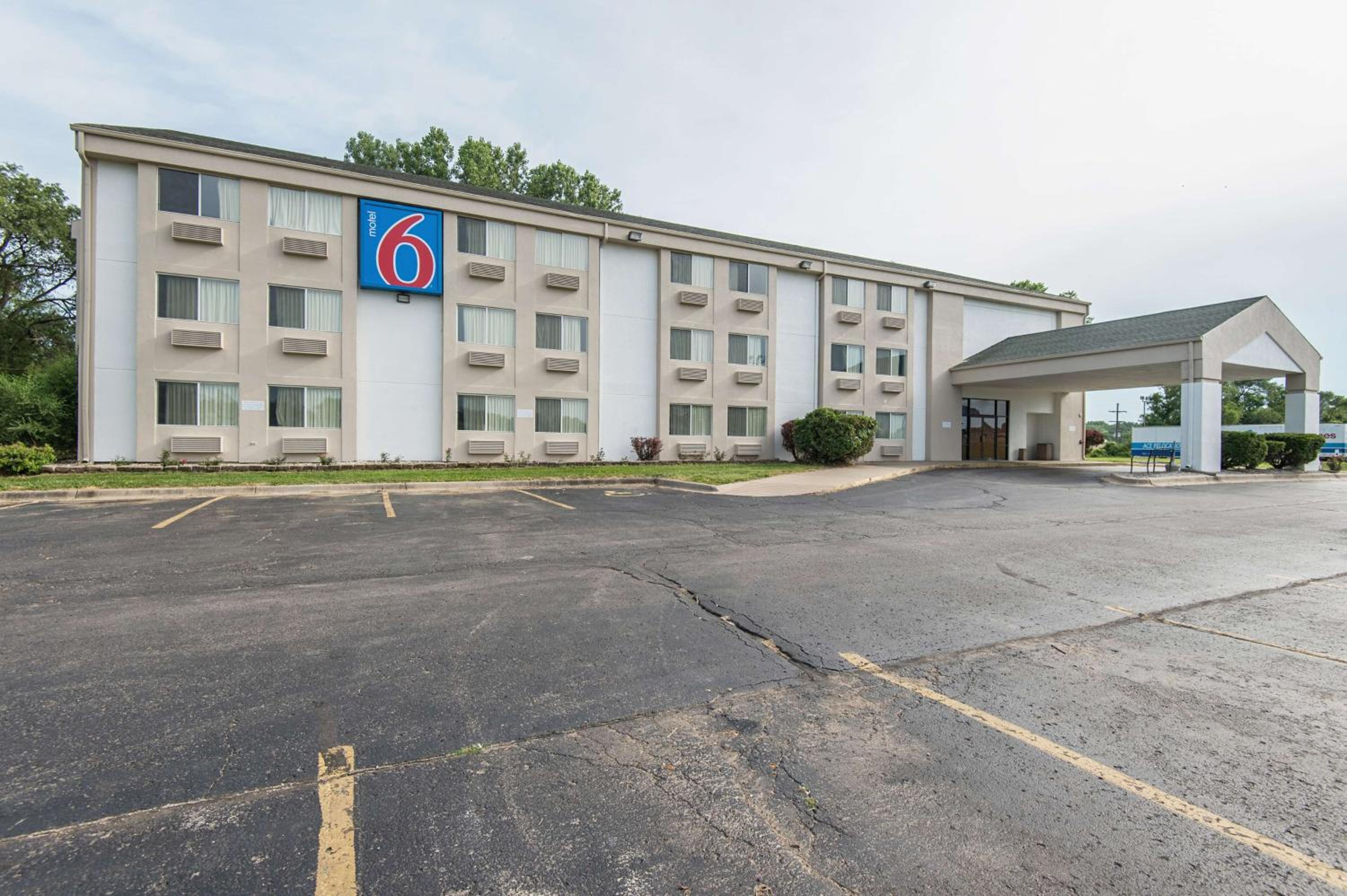 Lawrence Vacations - Motel 6-Lawrence, KS - Property Image 1