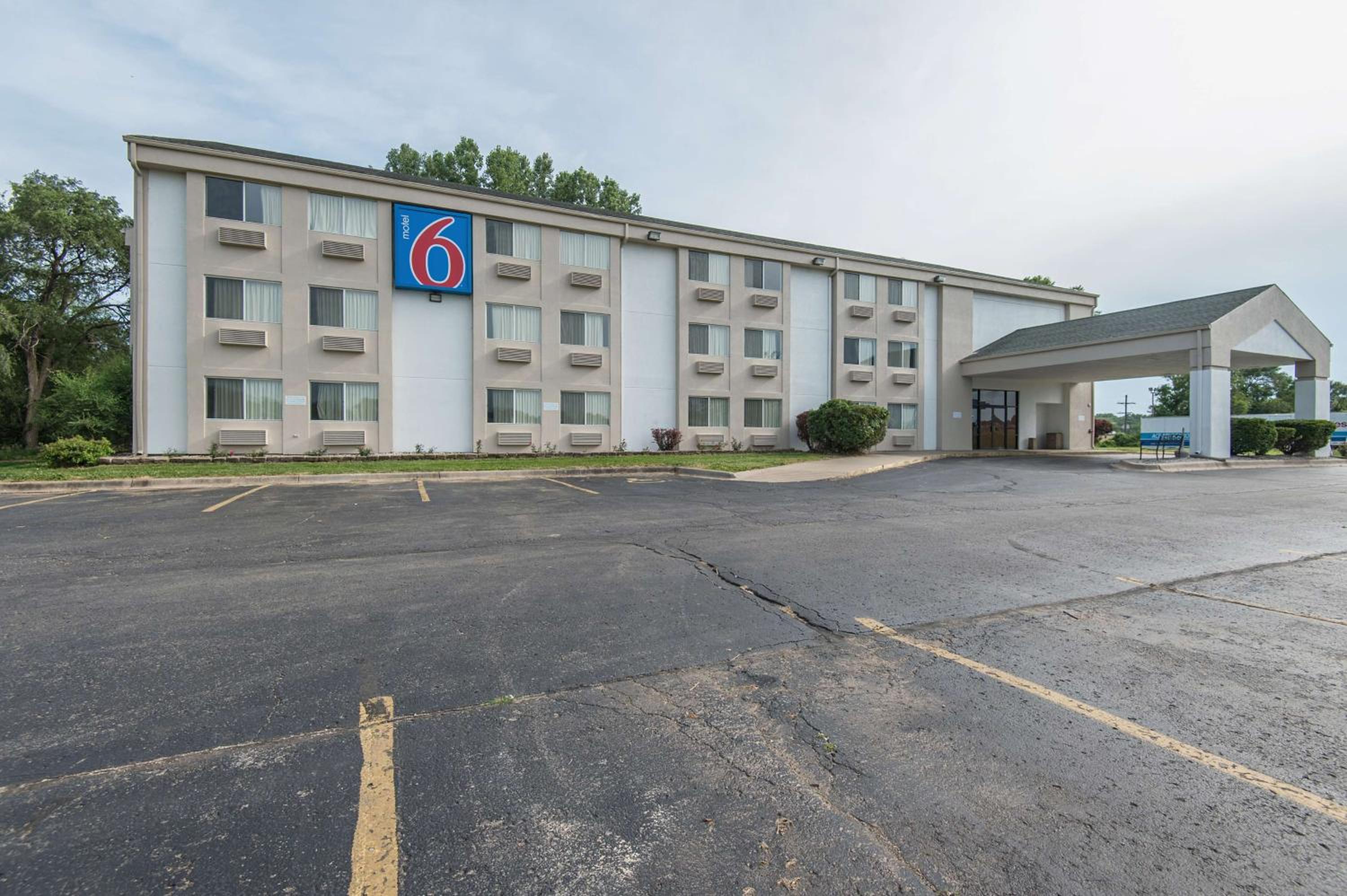 Lawrence Vacations - Motel 6-Lawrence, KS - Property Image 4