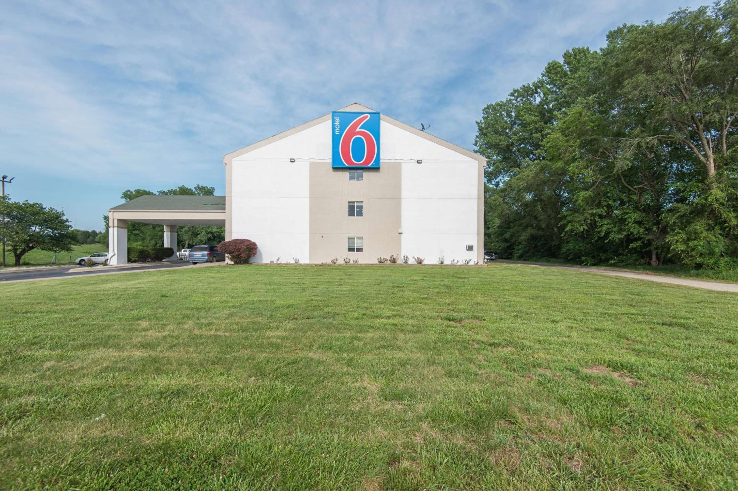 Lawrence Vacations - Motel 6-Lawrence, KS - Property Image 2