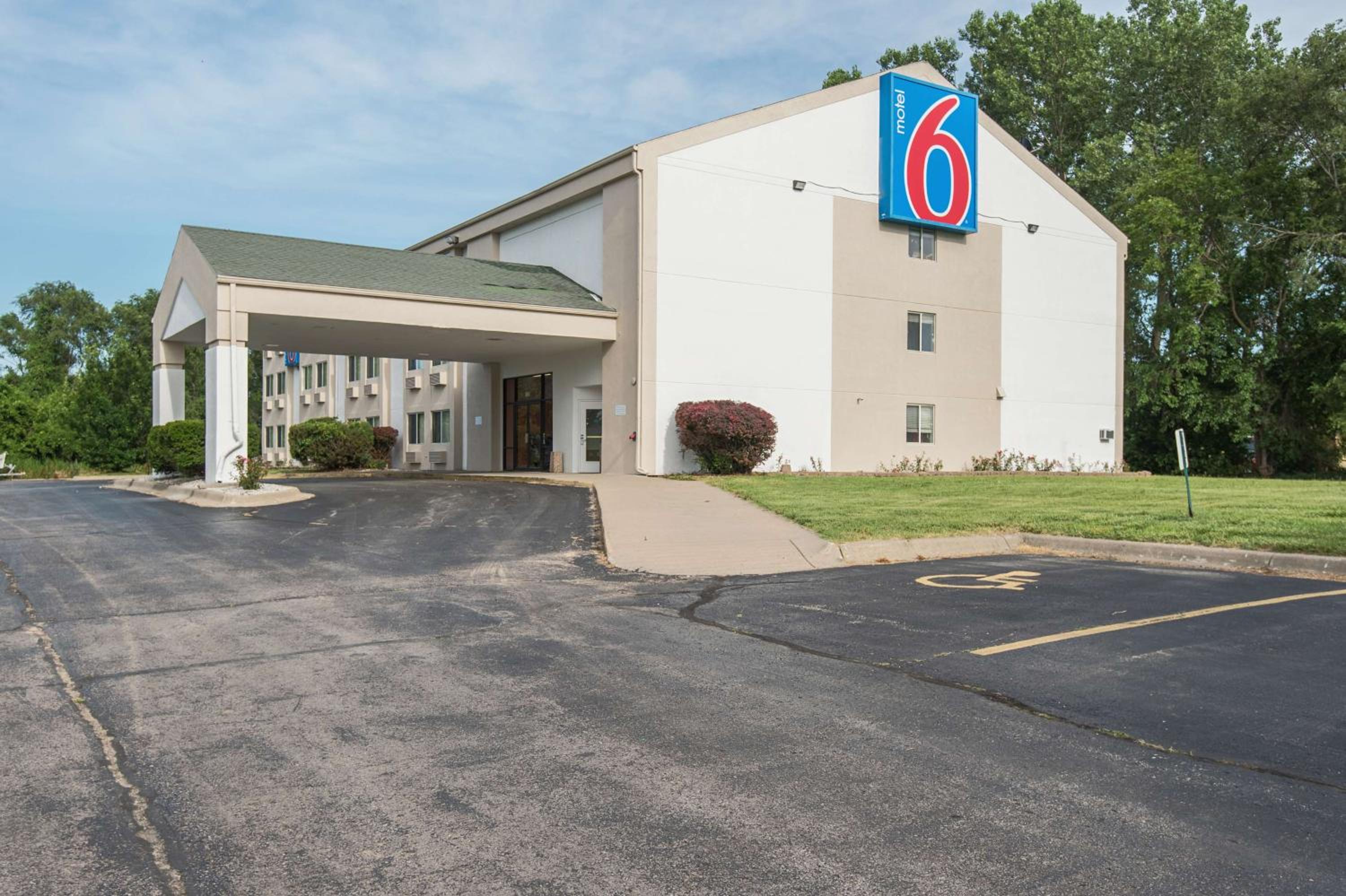 Lawrence Vacations - Motel 6-Lawrence, KS - Property Image 3