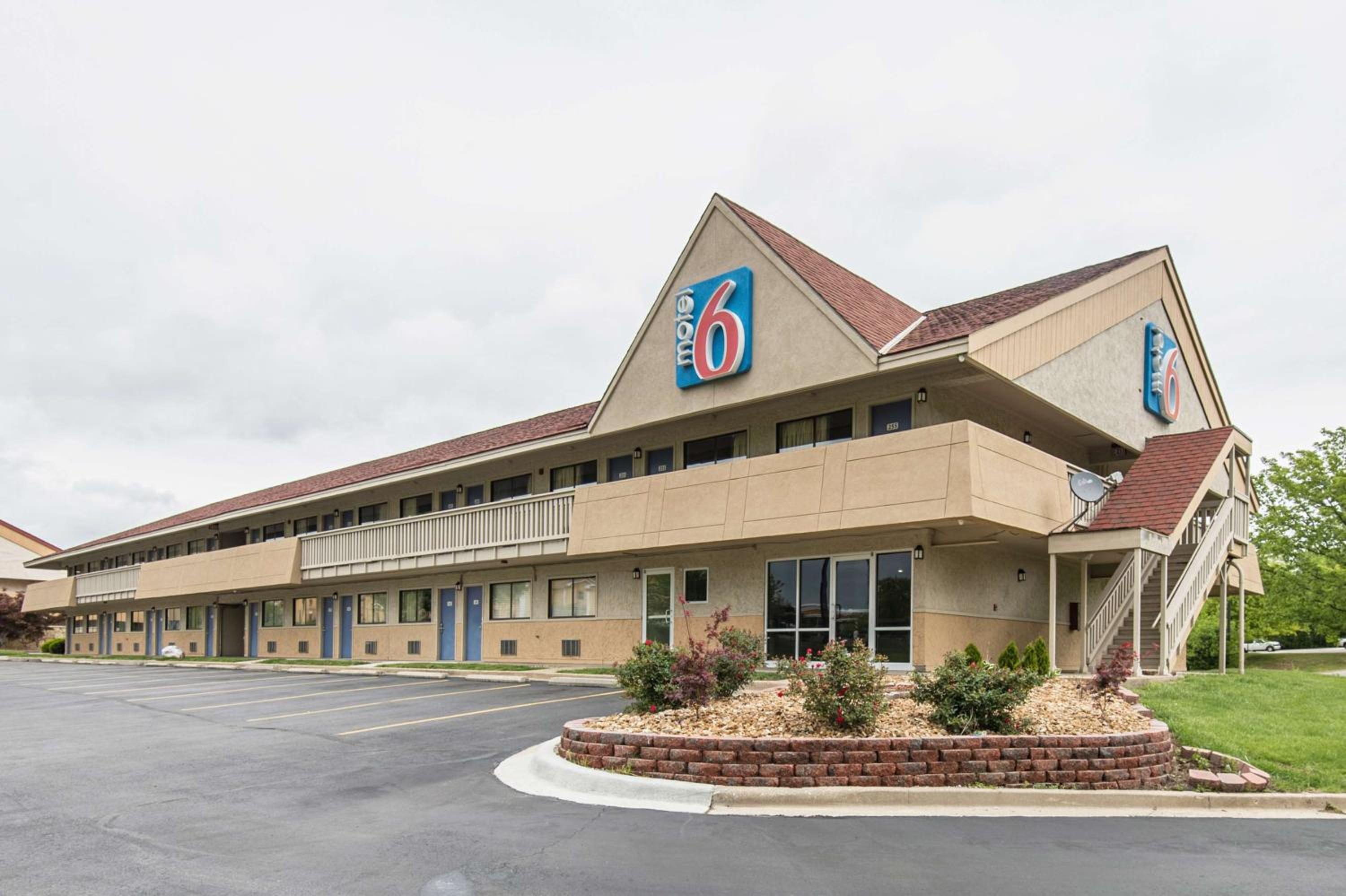 Kansas City Vacations - Motel 6-Overland Park, KS - Property Image 1