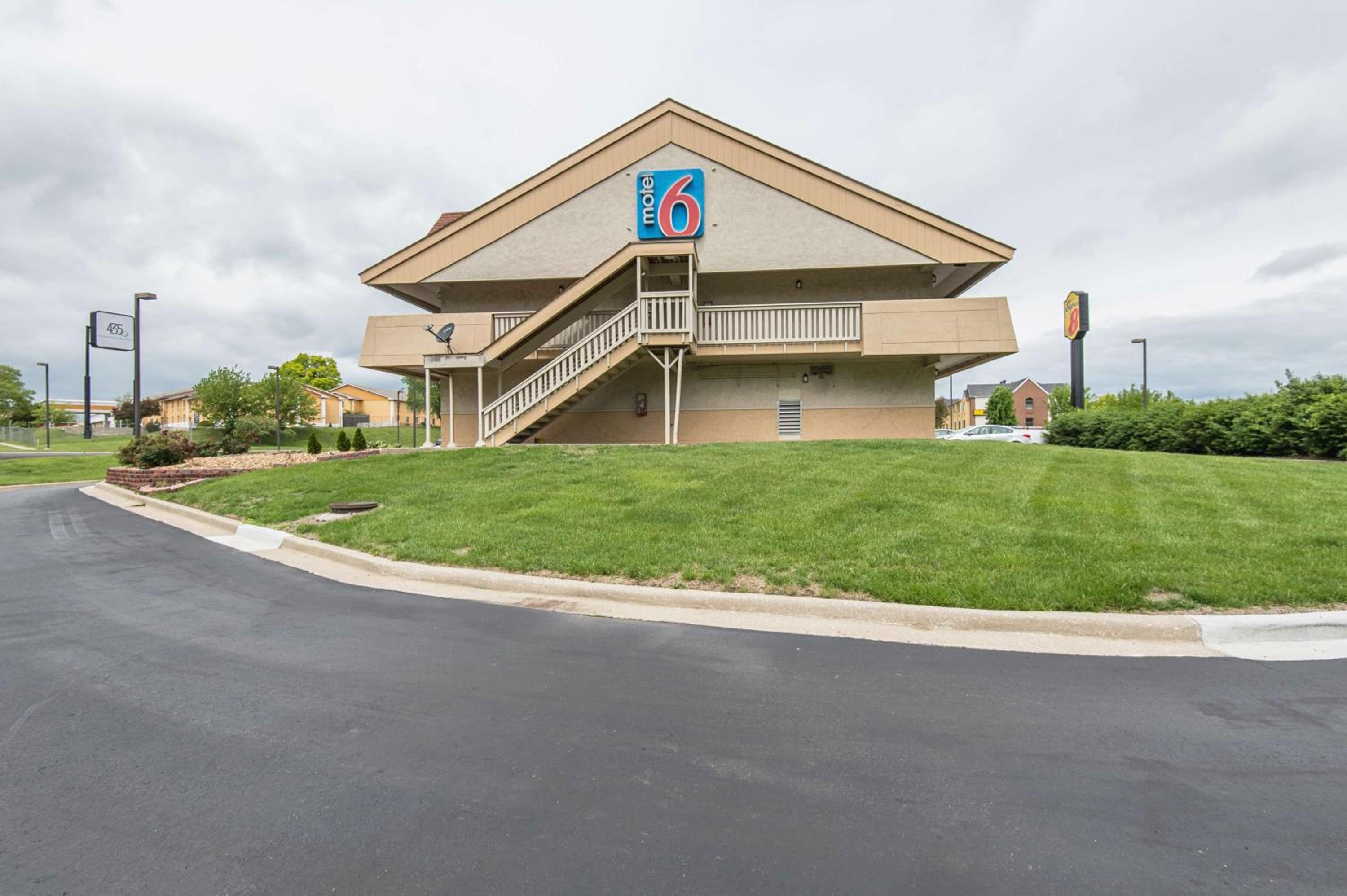 Motel 6-Overland Park, KS - Property Image 1