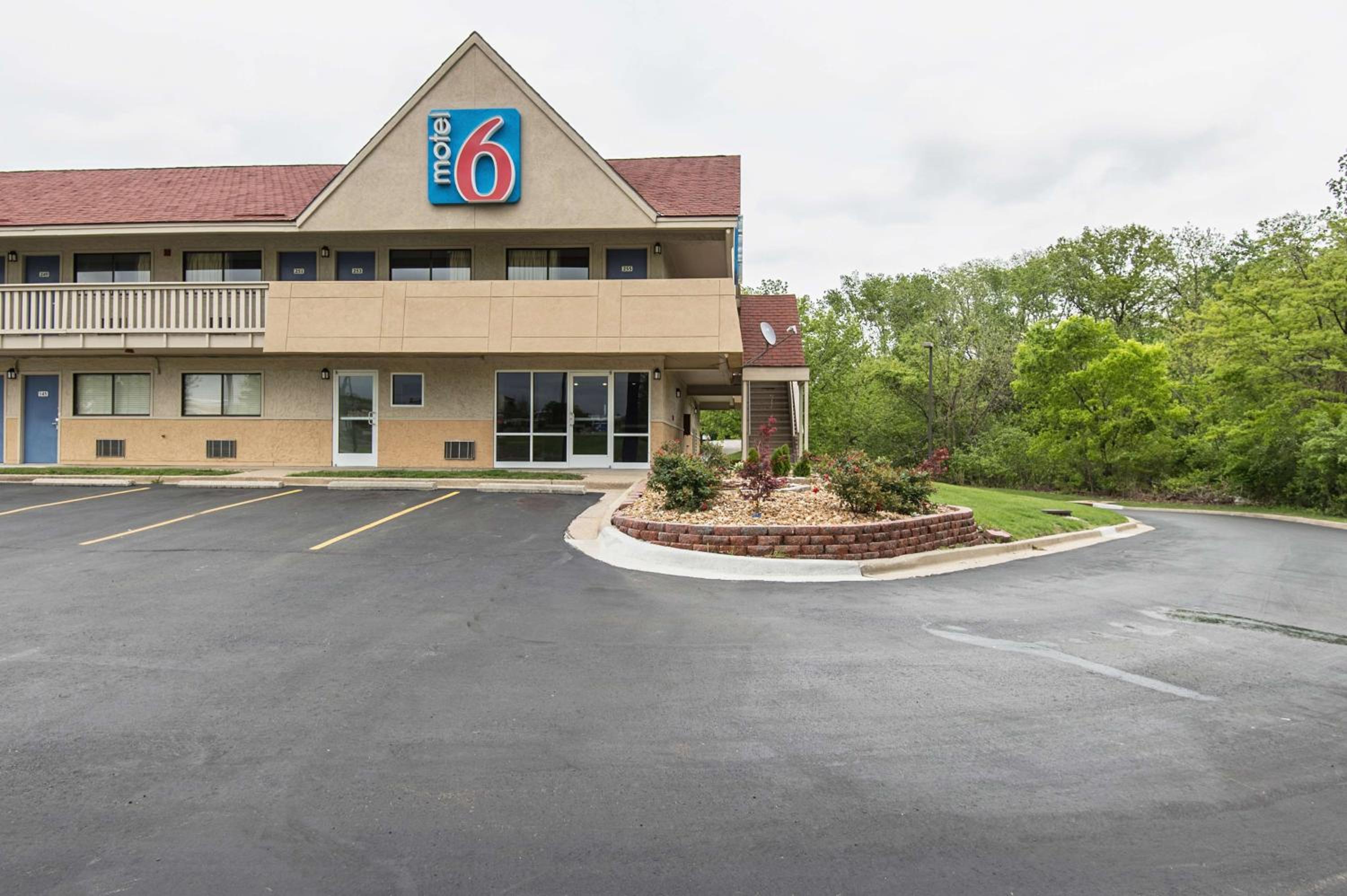 Motel 6-Overland Park, KS - Property Image 26