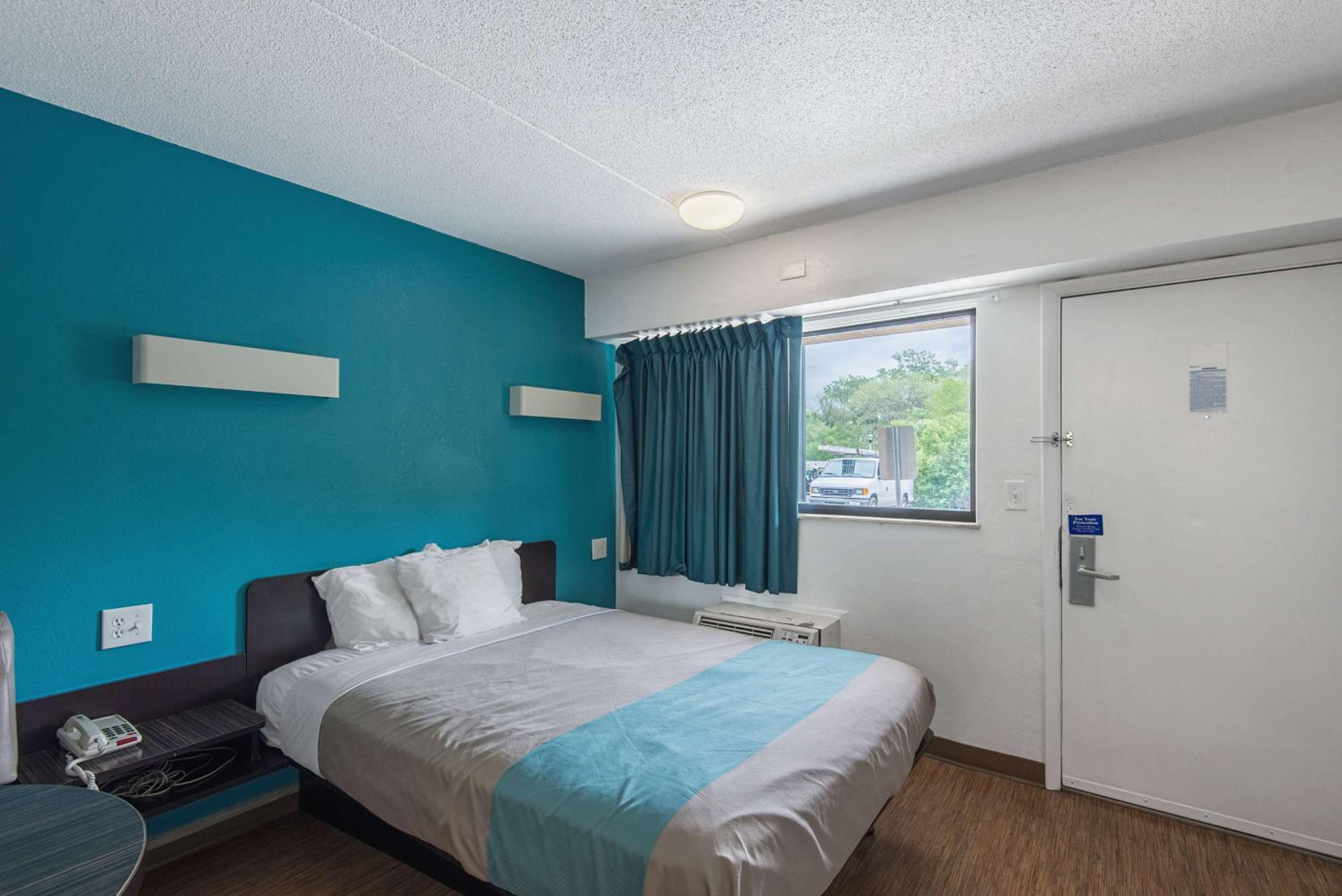 Motel 6-Overland Park, KS - Property Image 9