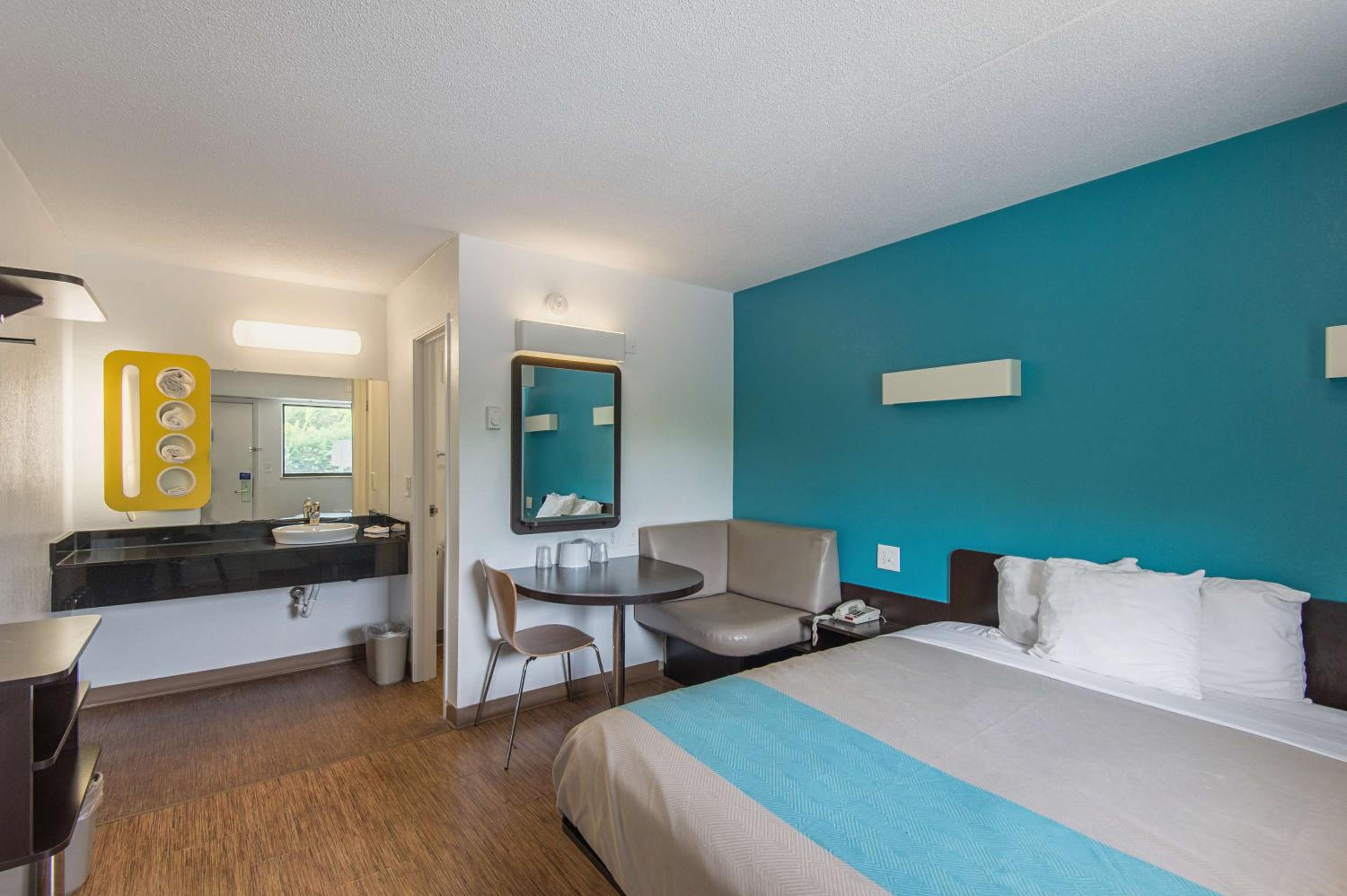 Motel 6-Overland Park, KS - Property Image 8