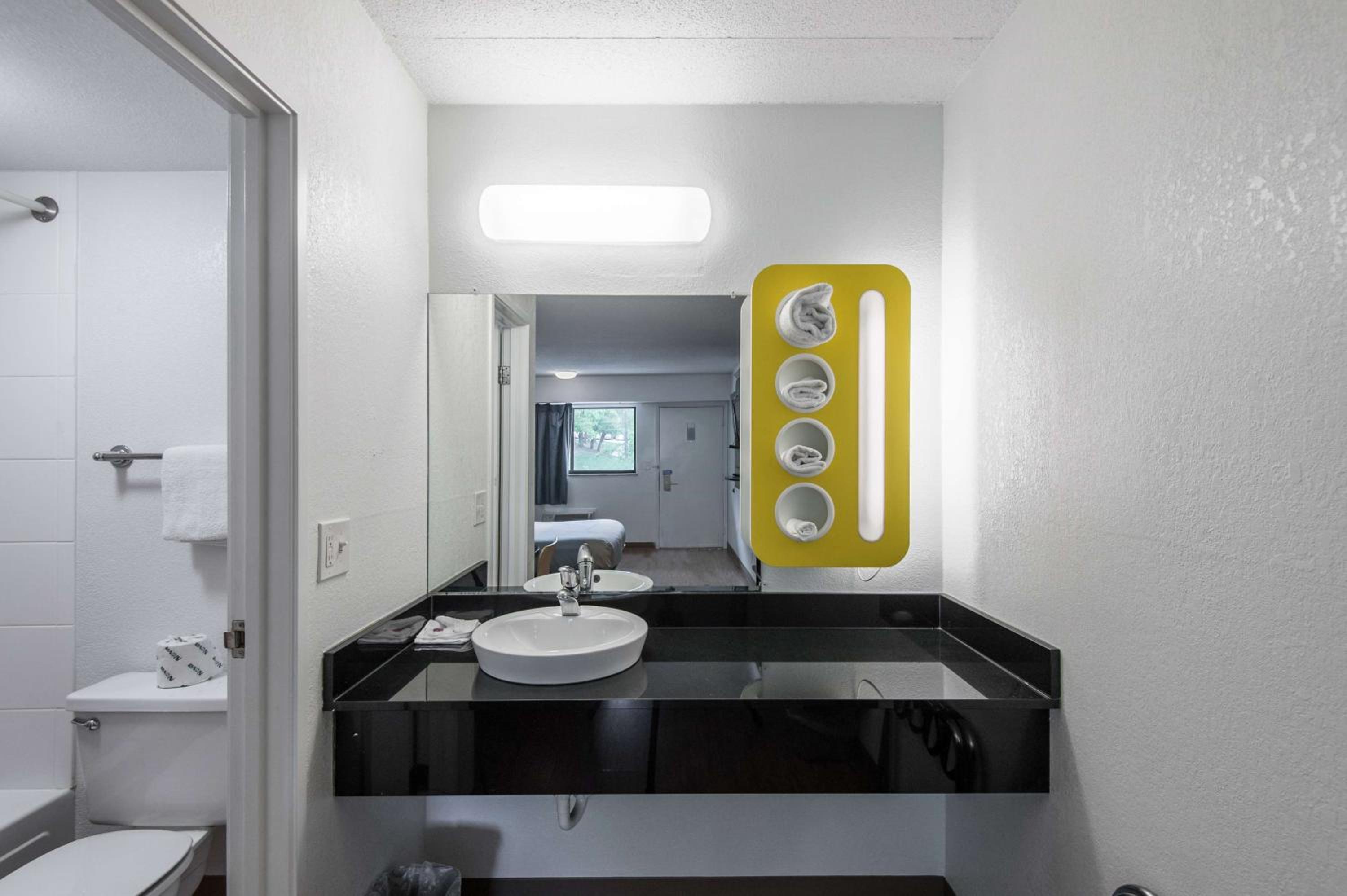 Motel 6-Overland Park, KS - Property Image 6