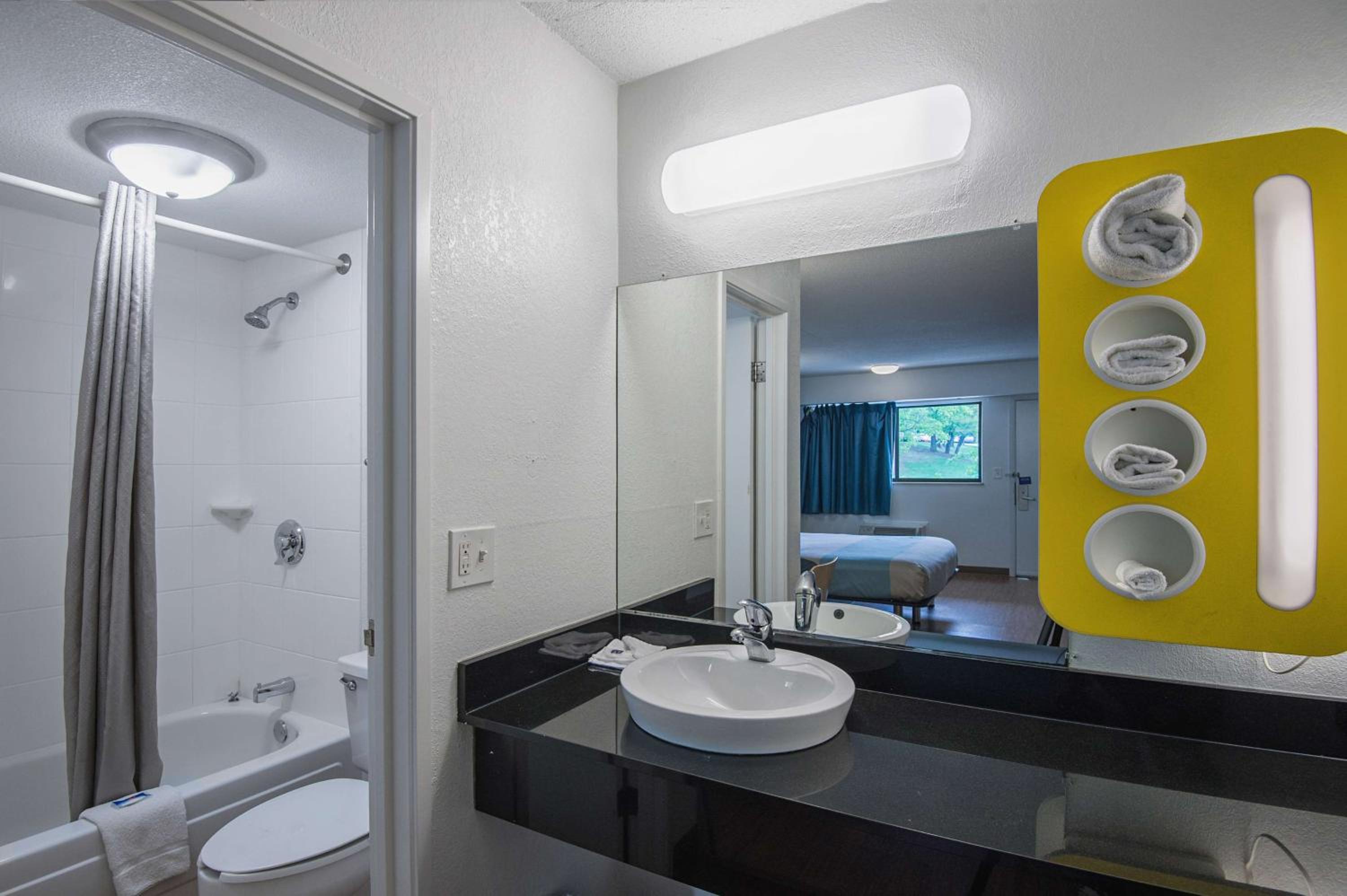 Motel 6-Overland Park, KS - Property Image 5