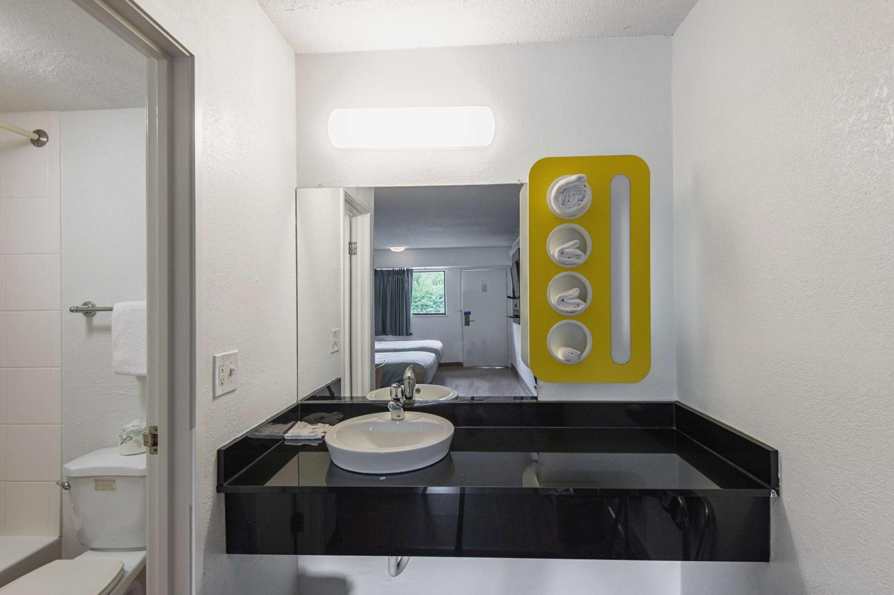 Motel 6-Overland Park, KS - Property Image 4