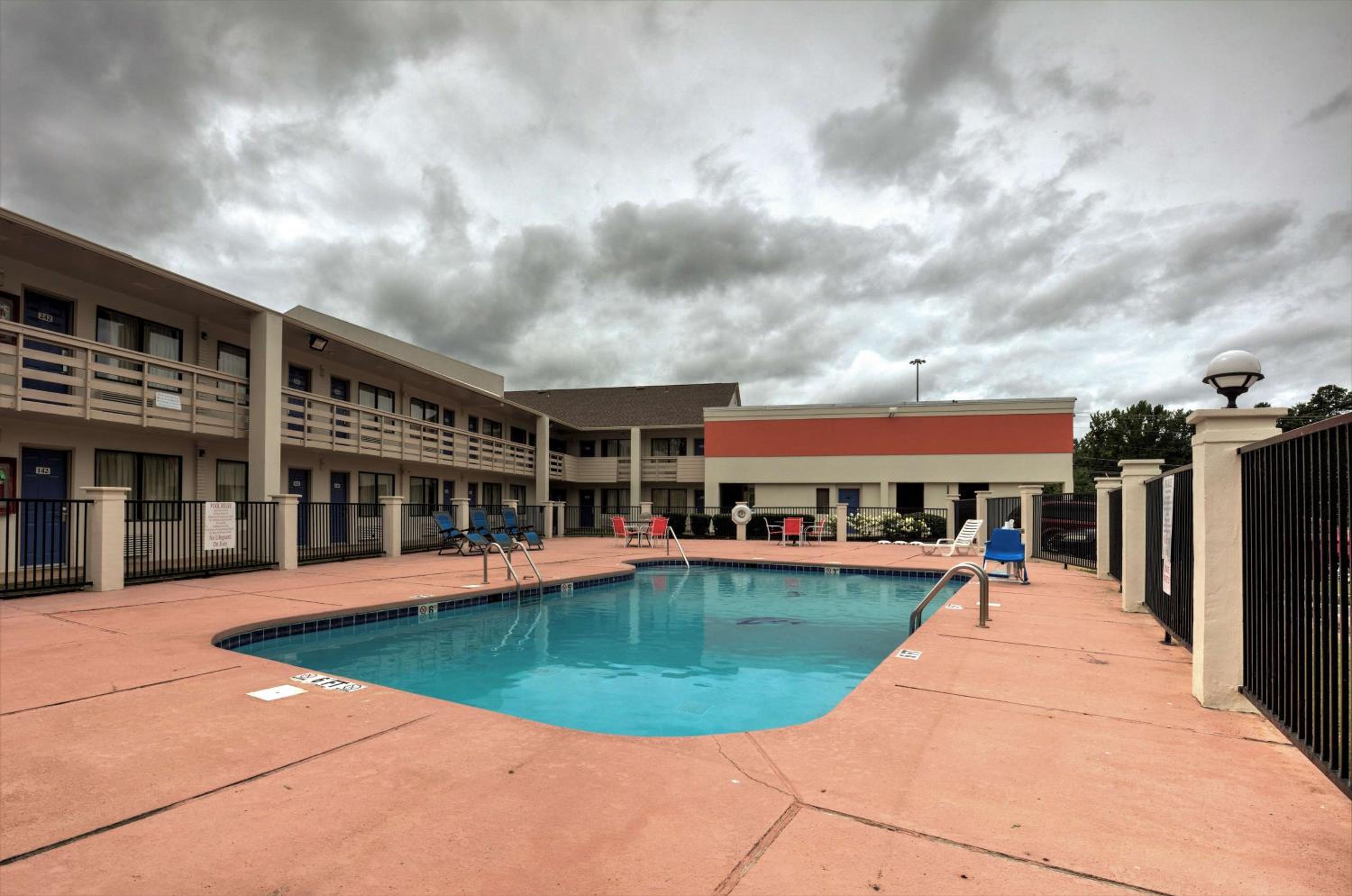 Super 7 Inn Tupelo