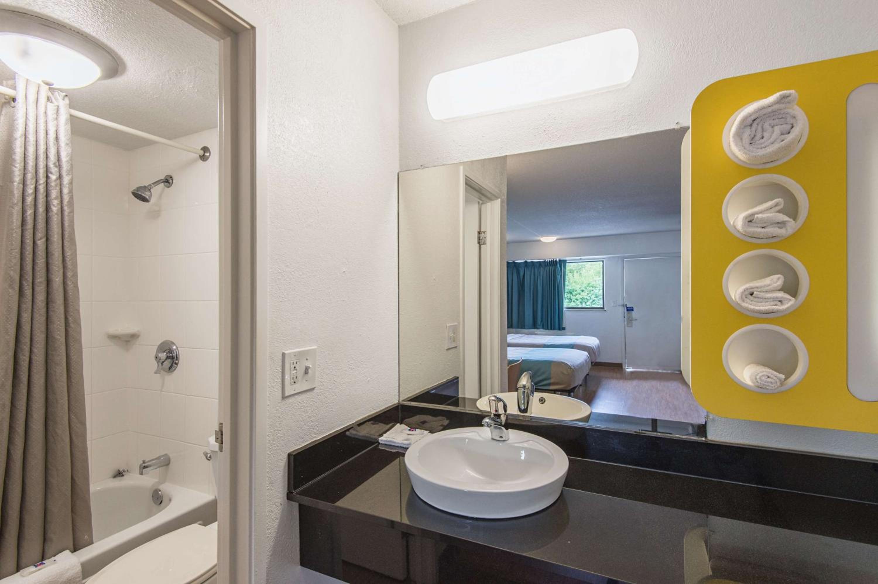 Motel 6-Overland Park, KS - Property Image 3