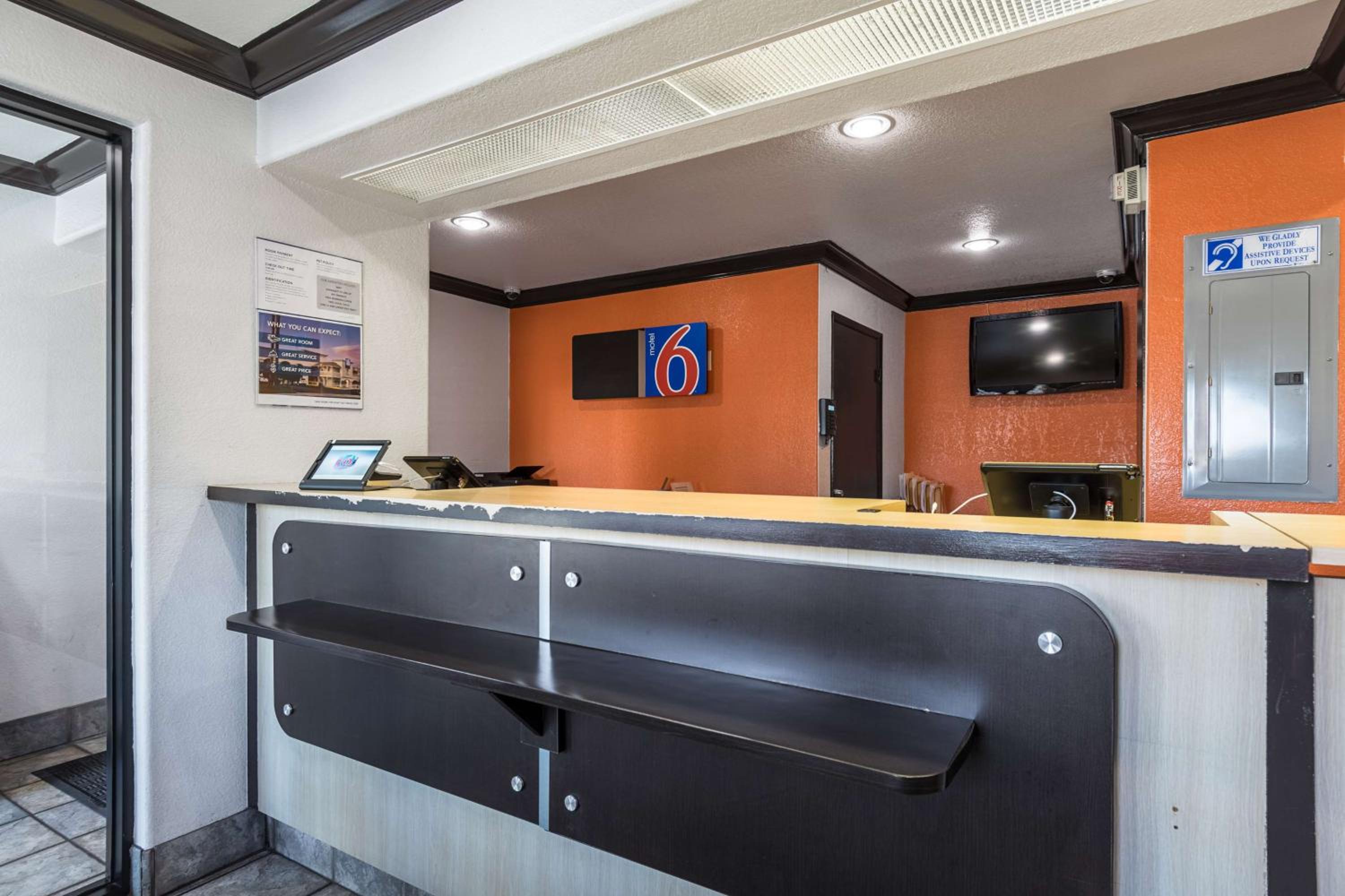 Motel 6 Riverside, CA - UCR East