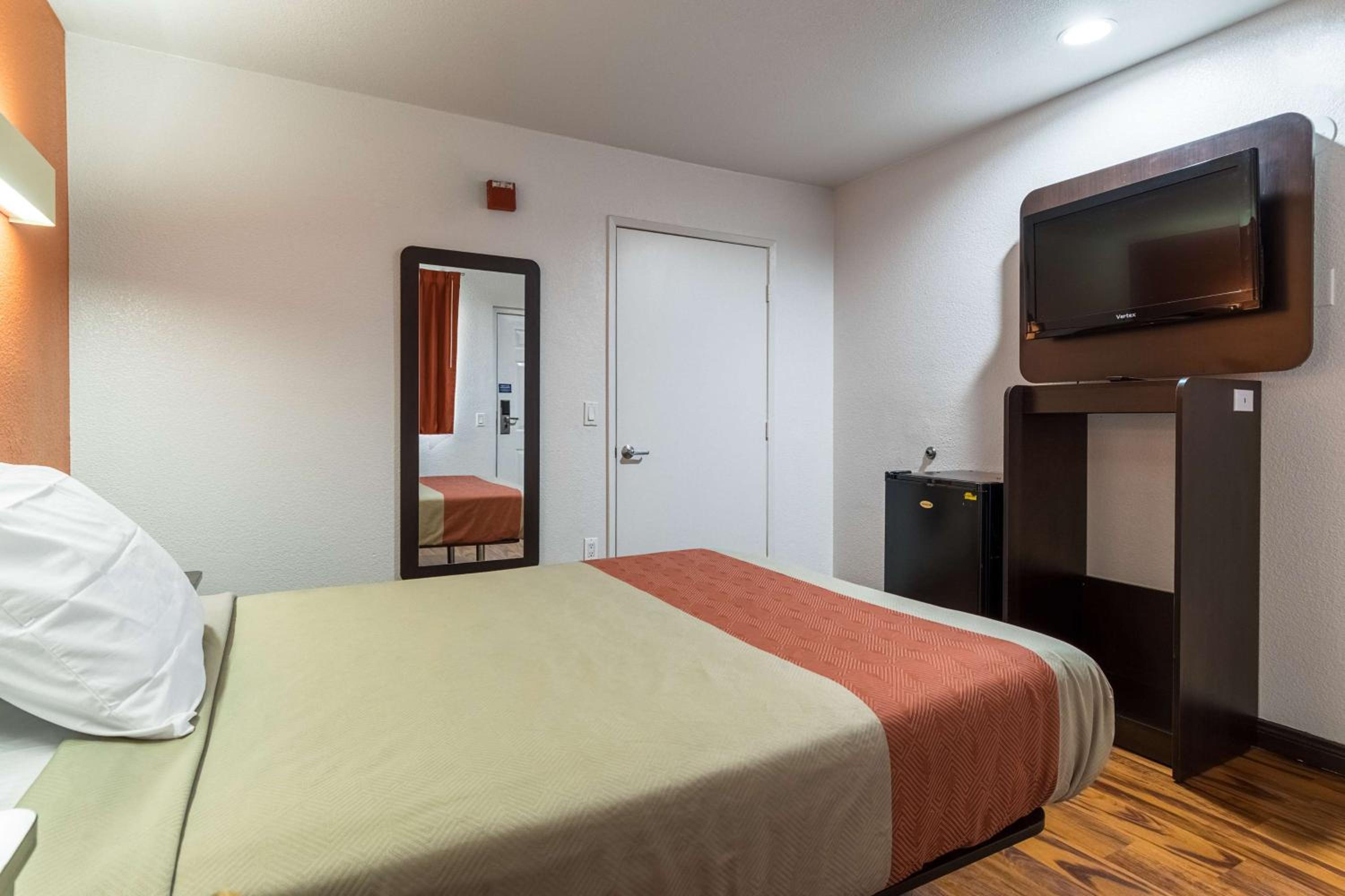 Motel 6 Riverside, CA - UCR East