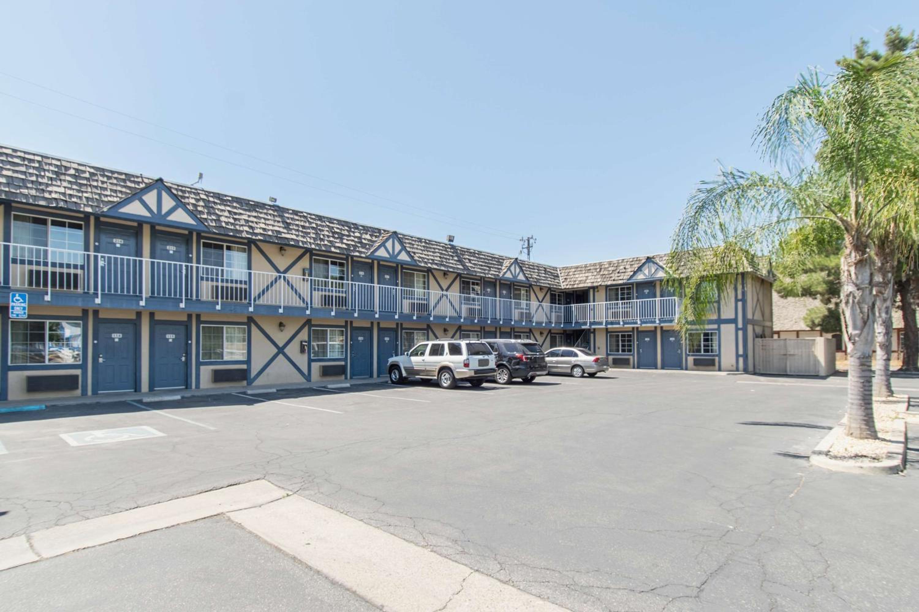 Motel 6-Kingsburg, CA view 3