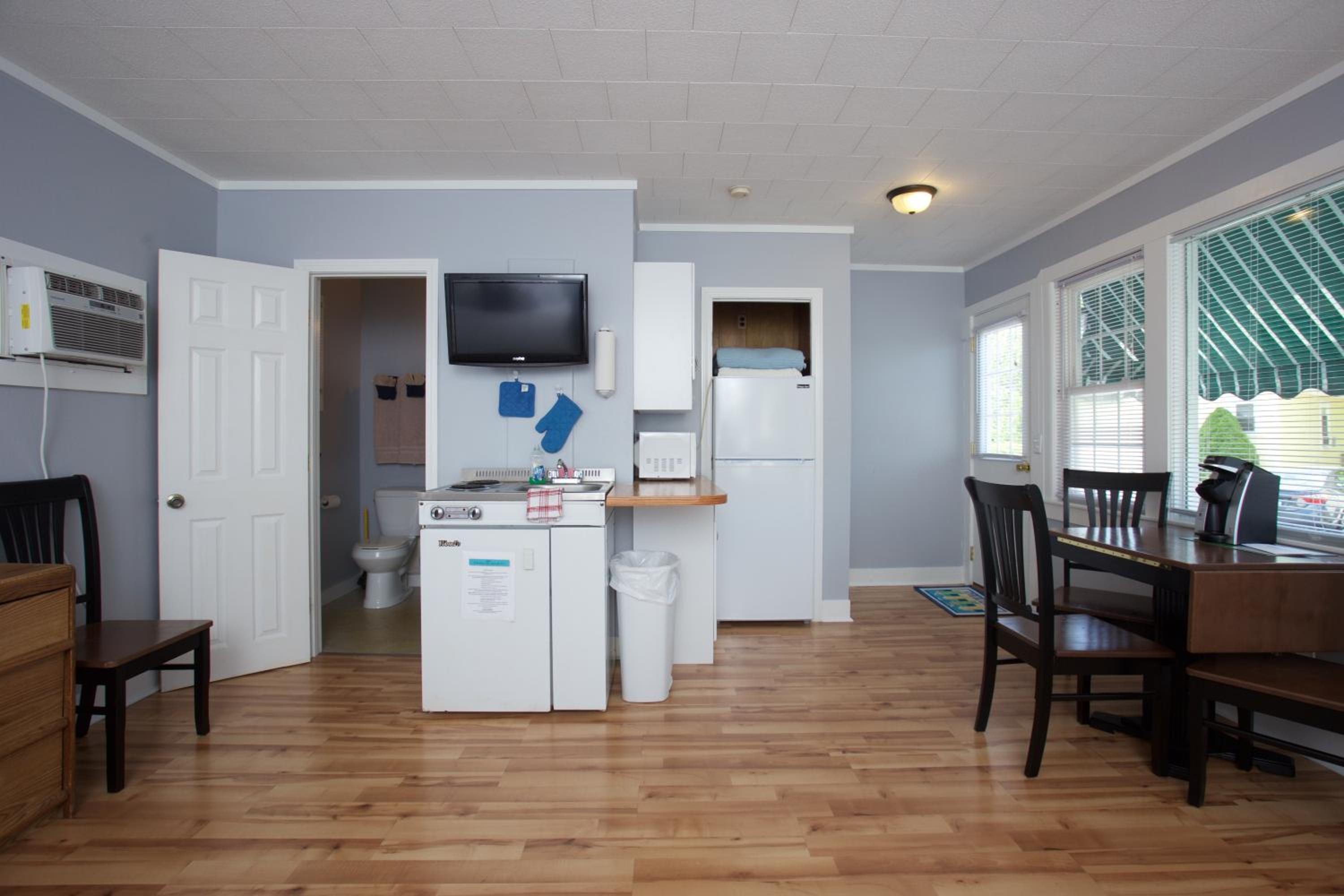 Drake's Island Resort Cottages - Property Image 3