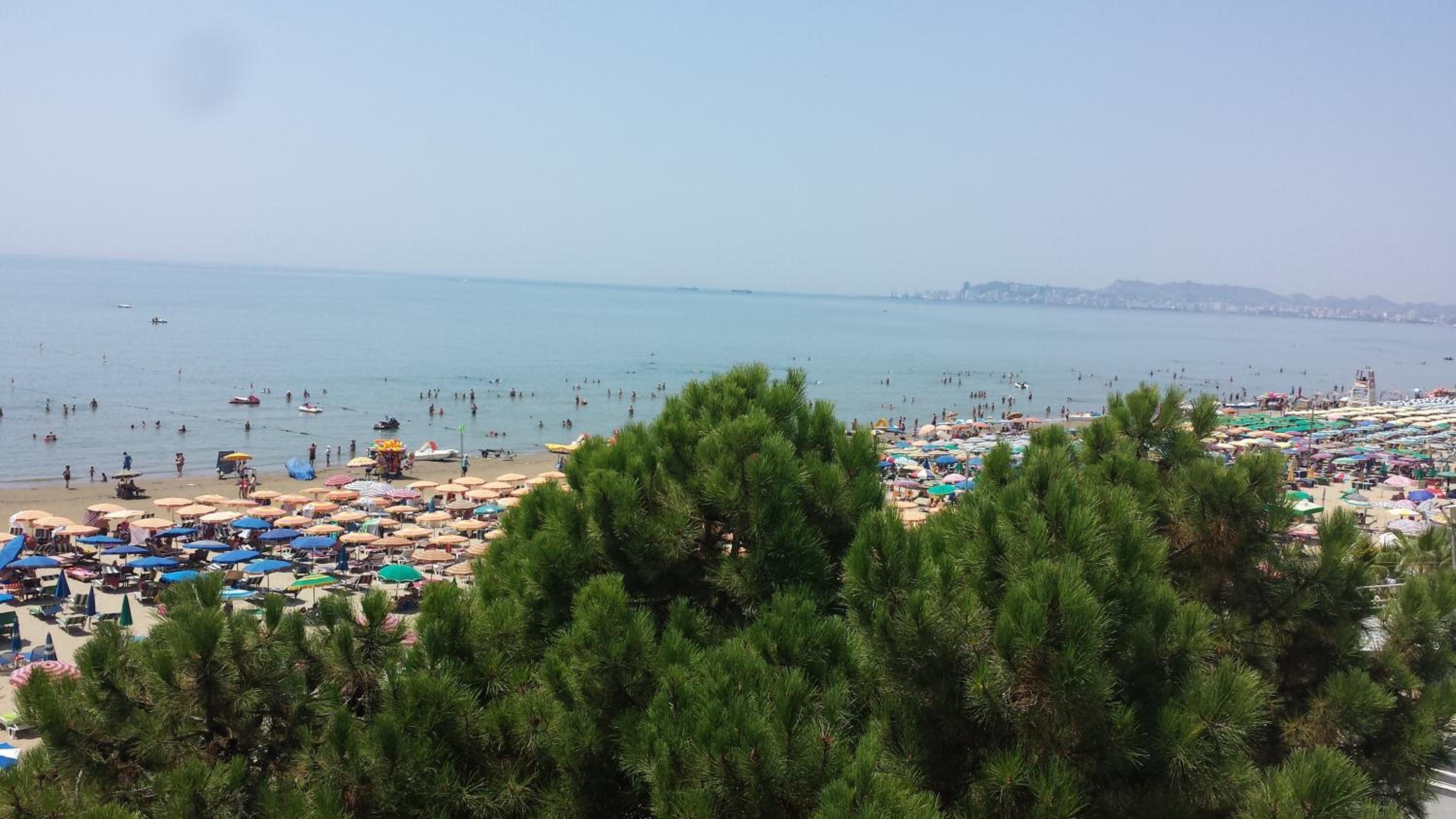 M&I Beach Apartment with Sea View