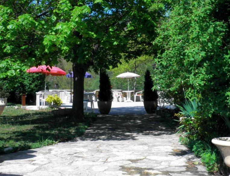 La Pierre Lys en Quillan — outdoor BBQ area