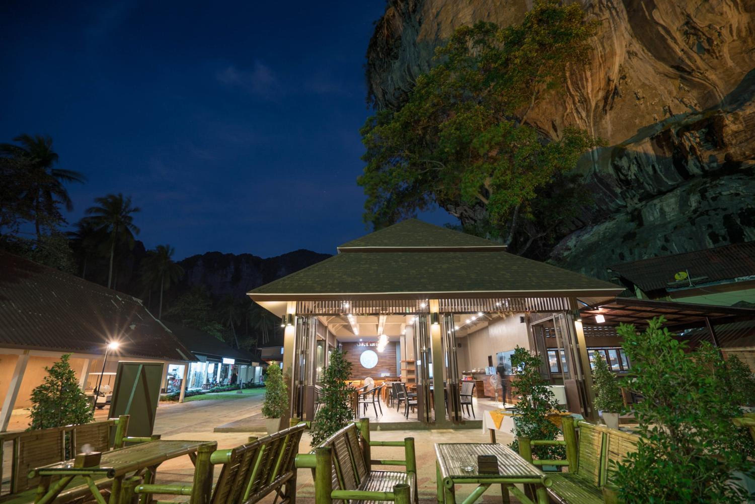 Tonsai Bay Resort