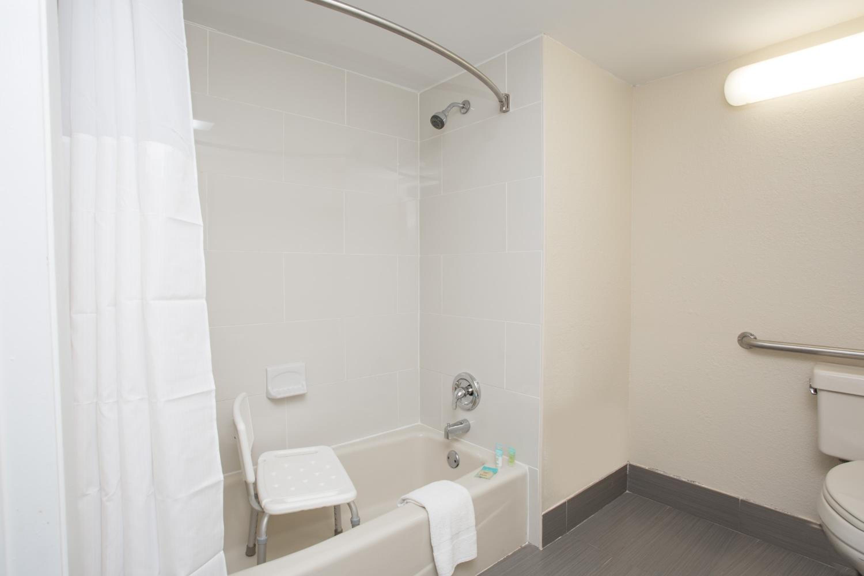 Days Inn & Suites by Wyndham Orlando Airport