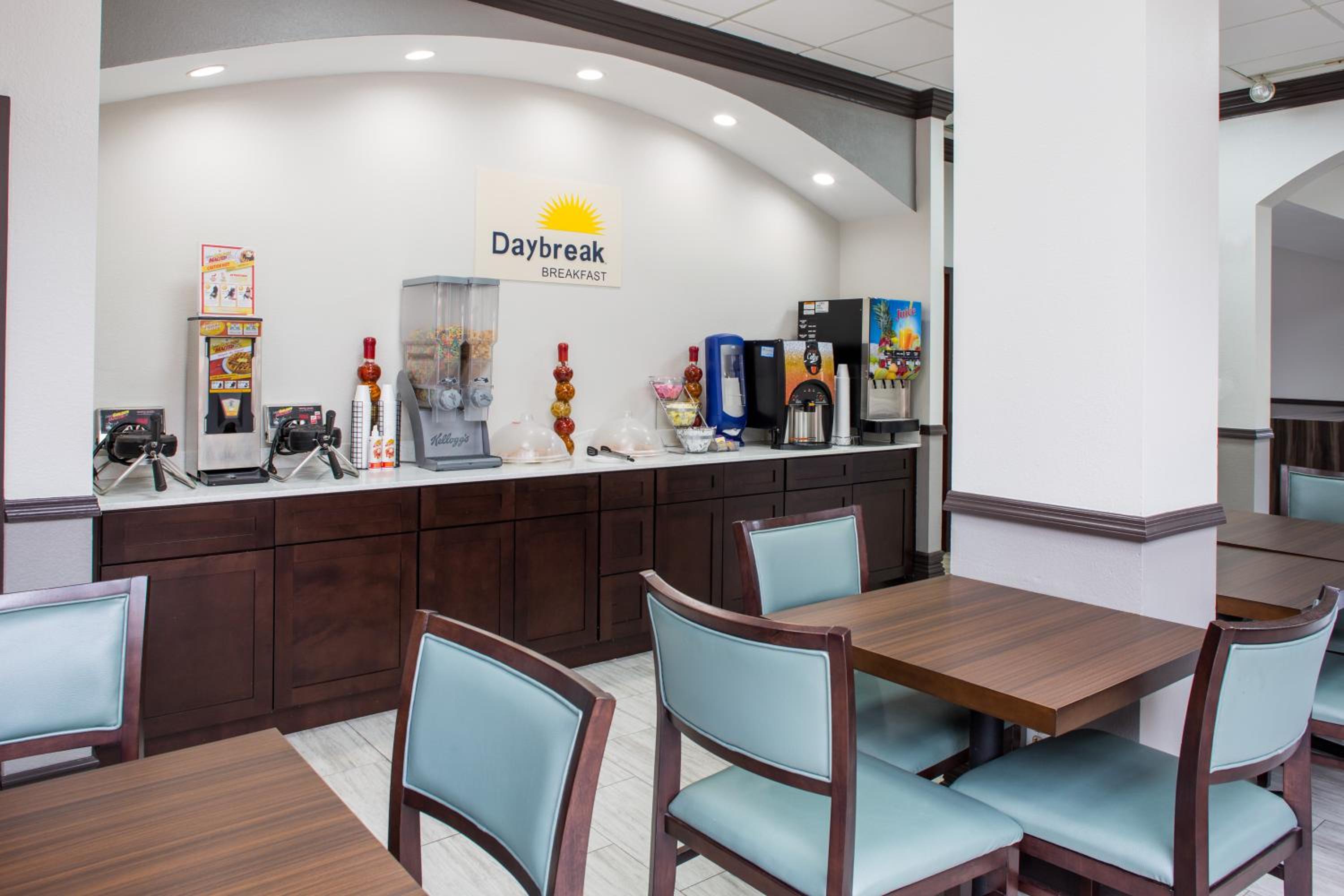 Days Inn & Suites by Wyndham Orlando Airport