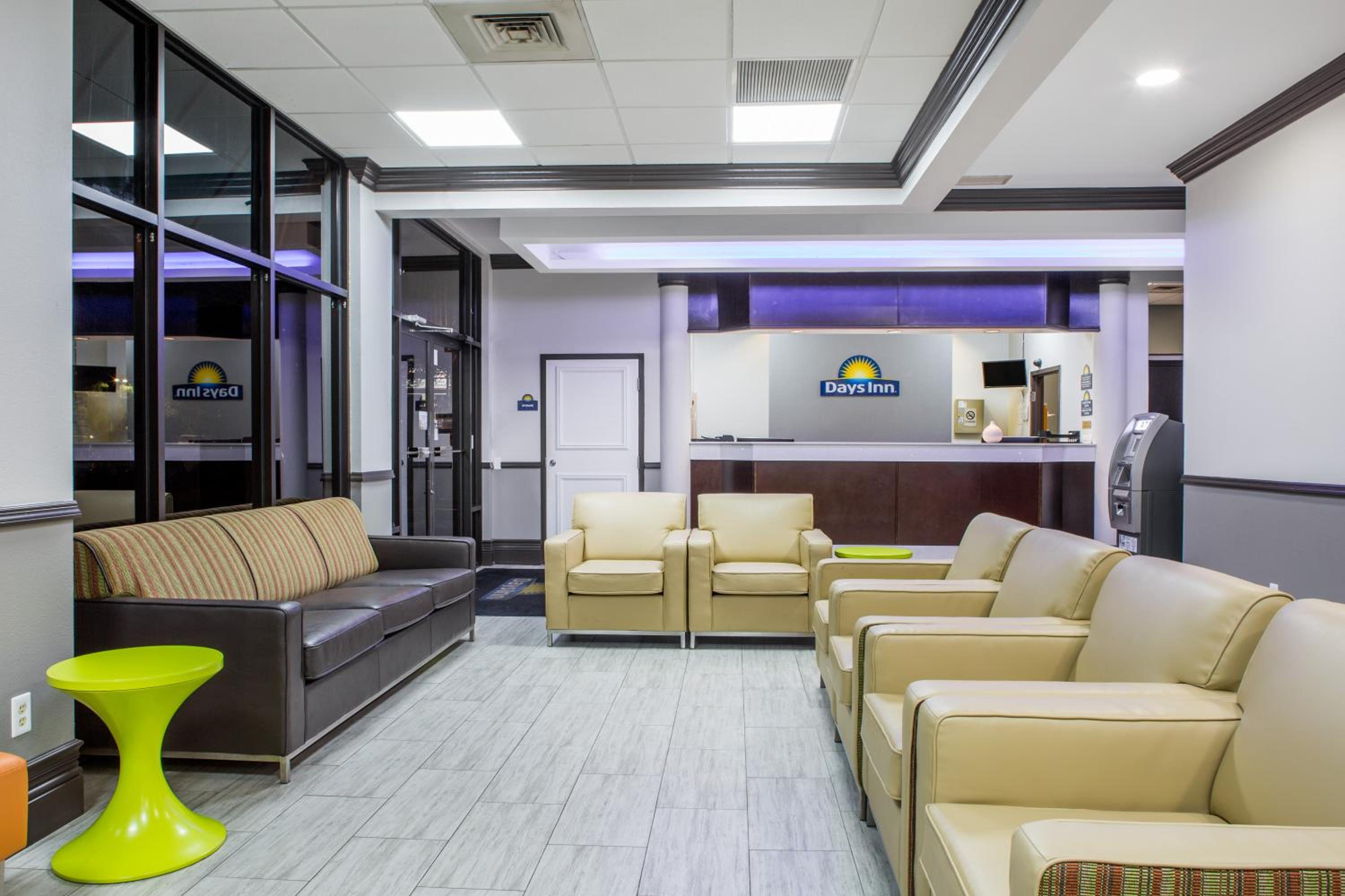 Days Inn & Suites by Wyndham Orlando Airport