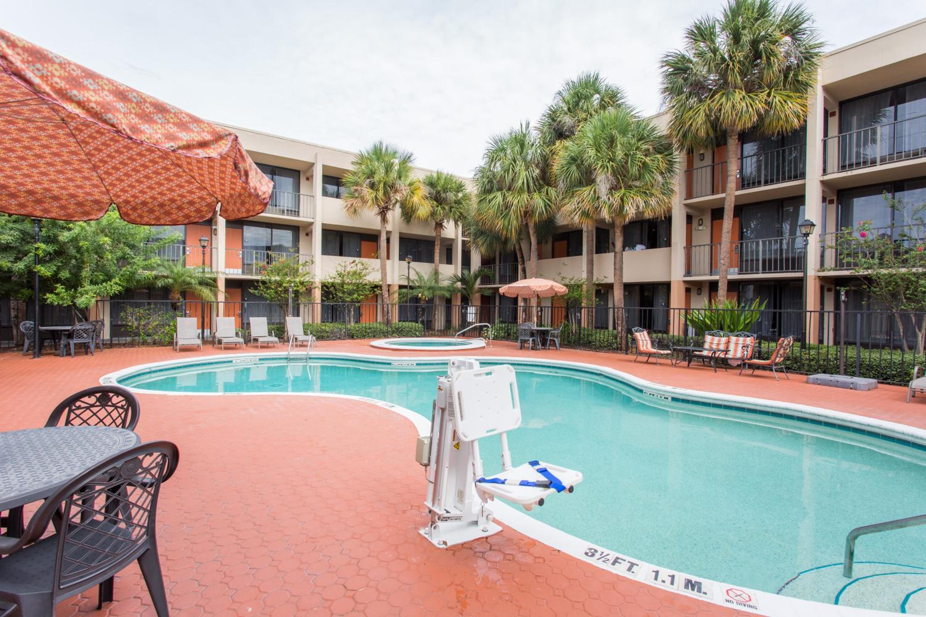 Days Inn & Suites by Wyndham Orlando Airport