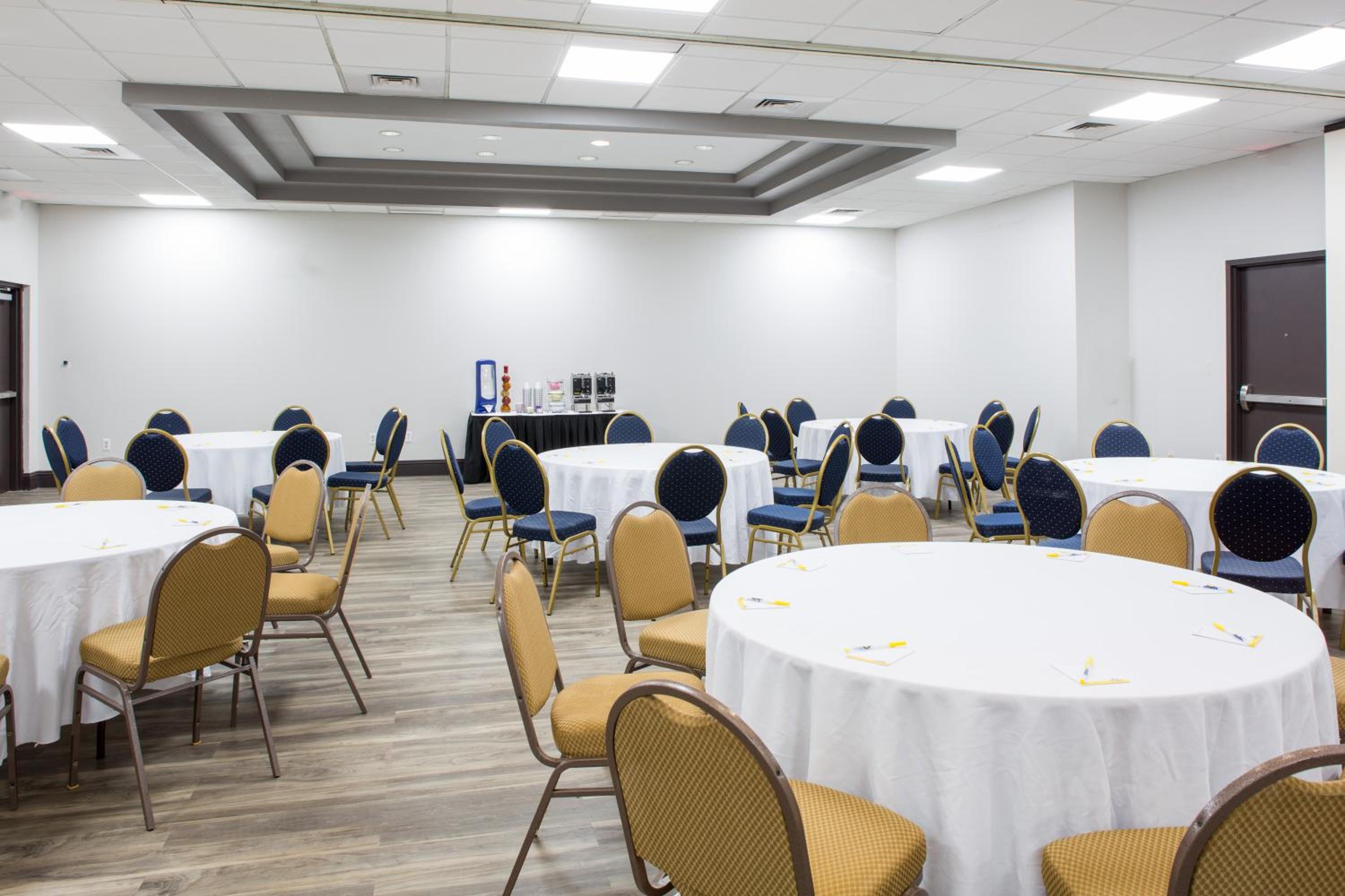 Days Inn & Suites by Wyndham Orlando Airport