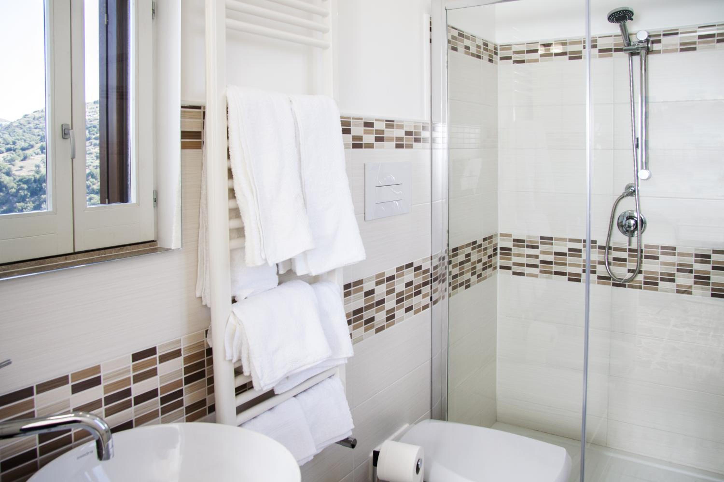 BFRAME Cornice Barocca en Ragusa — bathroom