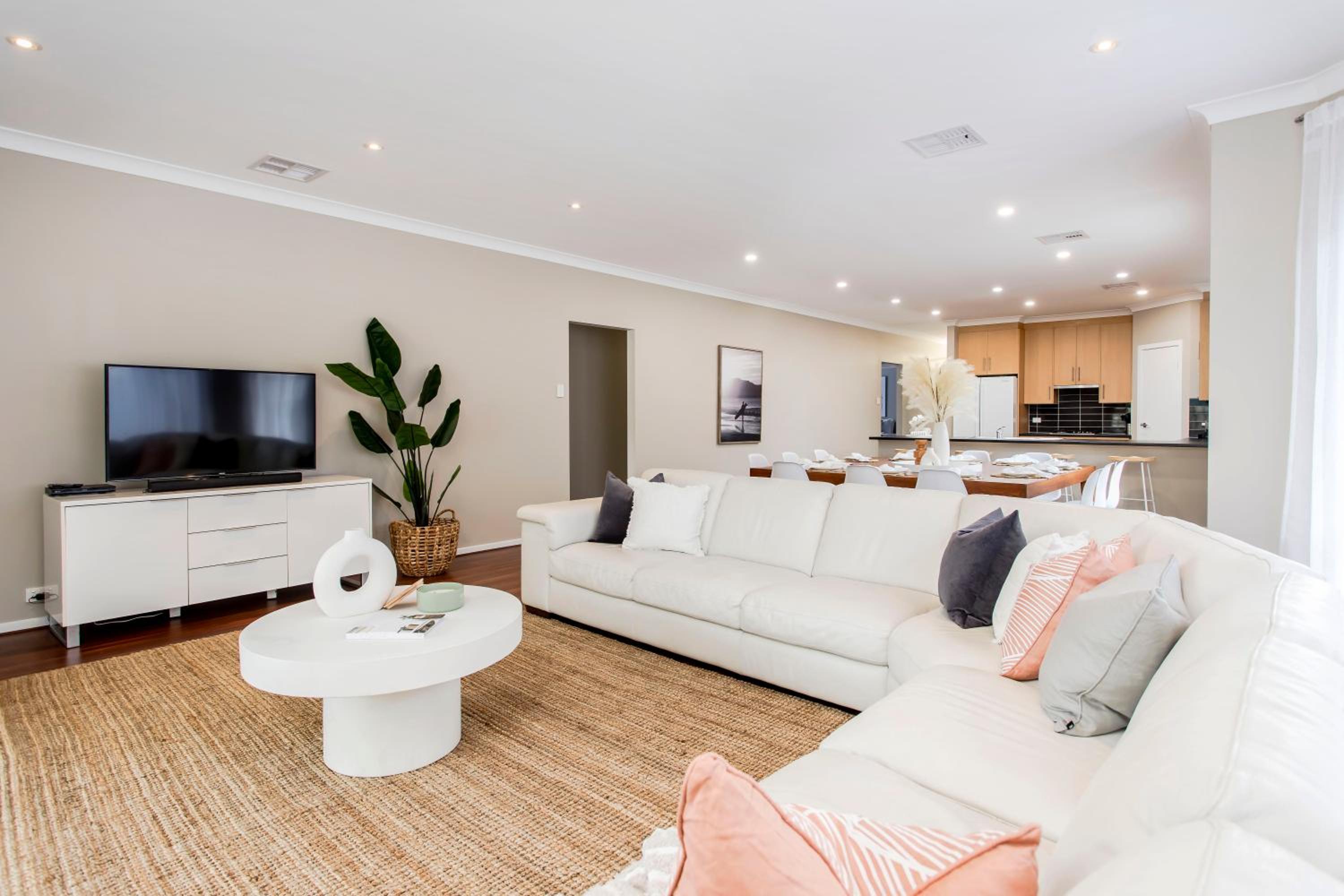 Expansive 5-Bed Stunner for Corporate &Families